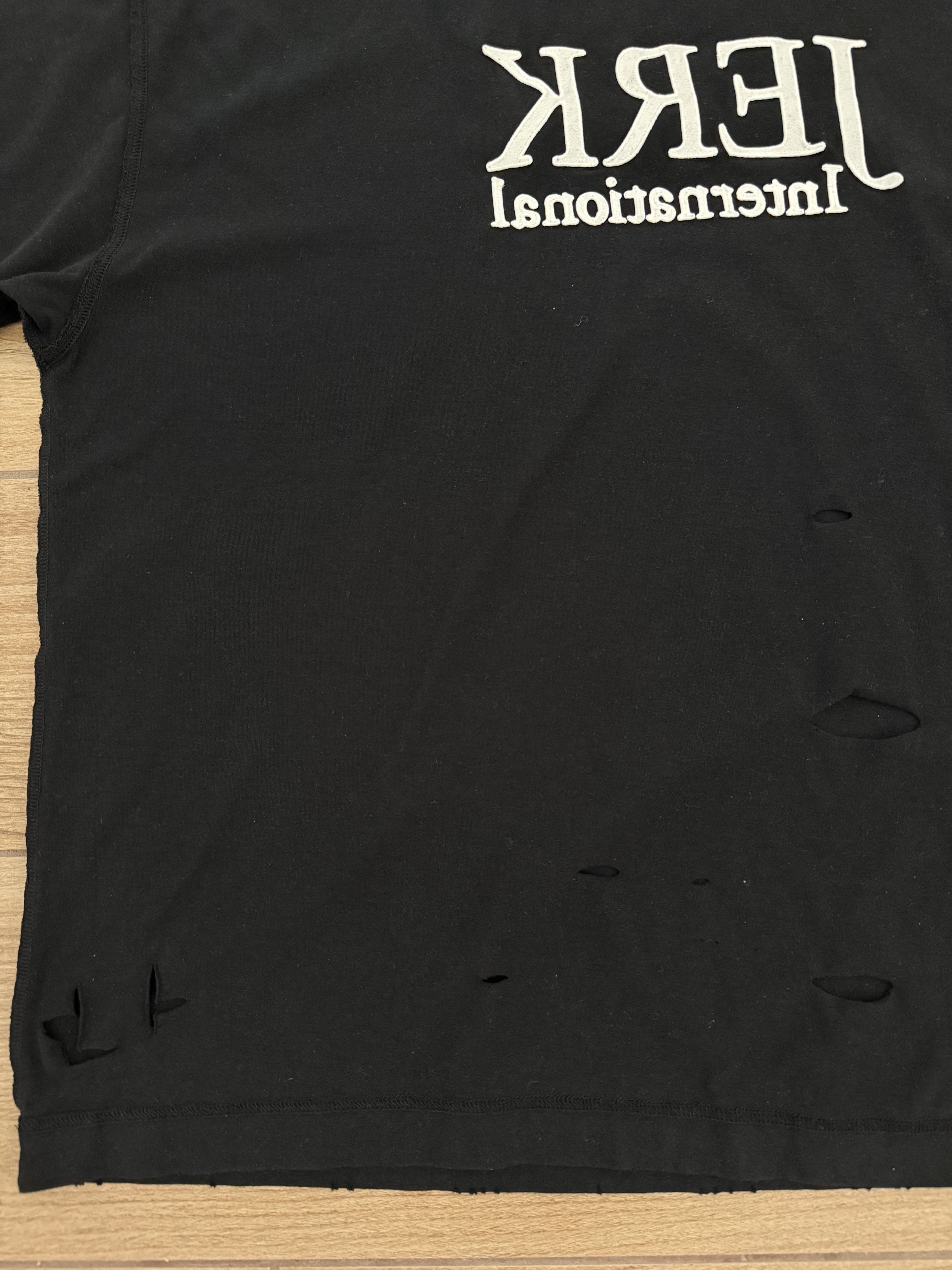 Vetements VETEMENTS Destroyed Jerk International Tee Size US S / EU 44-46 / 1 - 4 Thumbnail