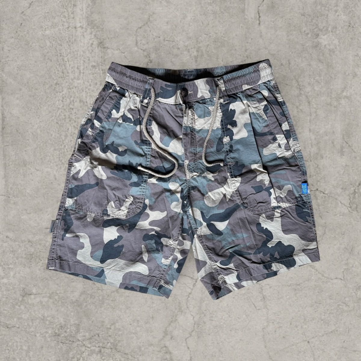 Japanese Brand Wide leg Japanese style utility shorts in grey camo. Size M Size US 32 / EU 48 - 1 Thumbnail