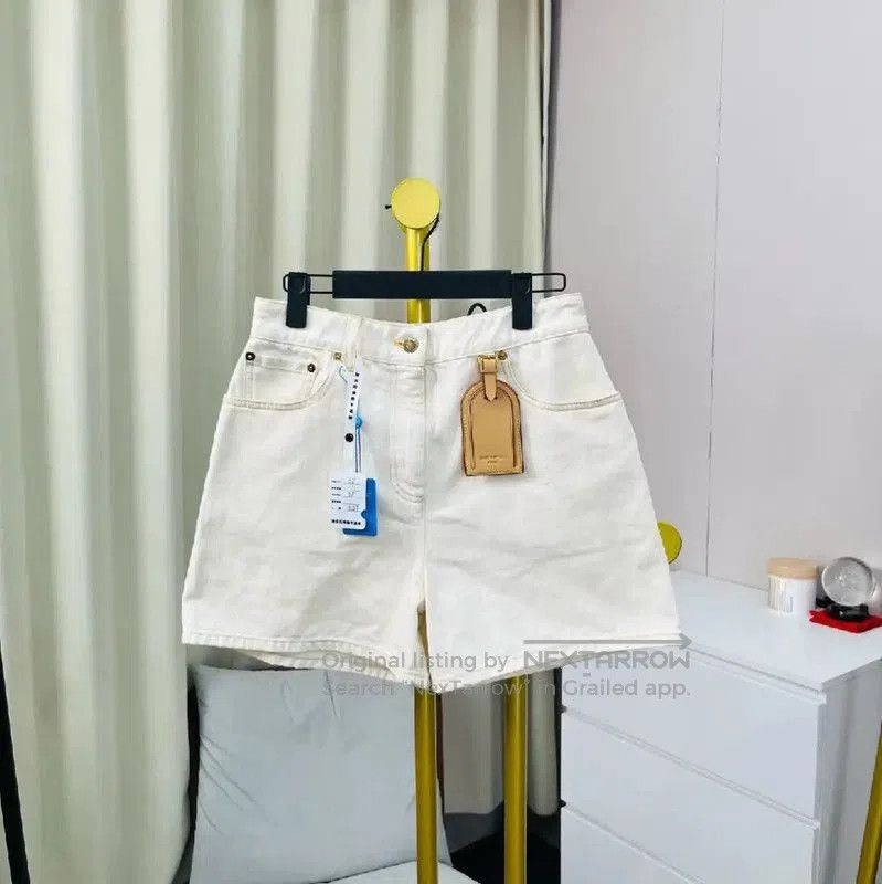 Louis Vuitton Louis Vuitton Women's Cream Cotton Shorts . Size 35" - 1 Thumbnail