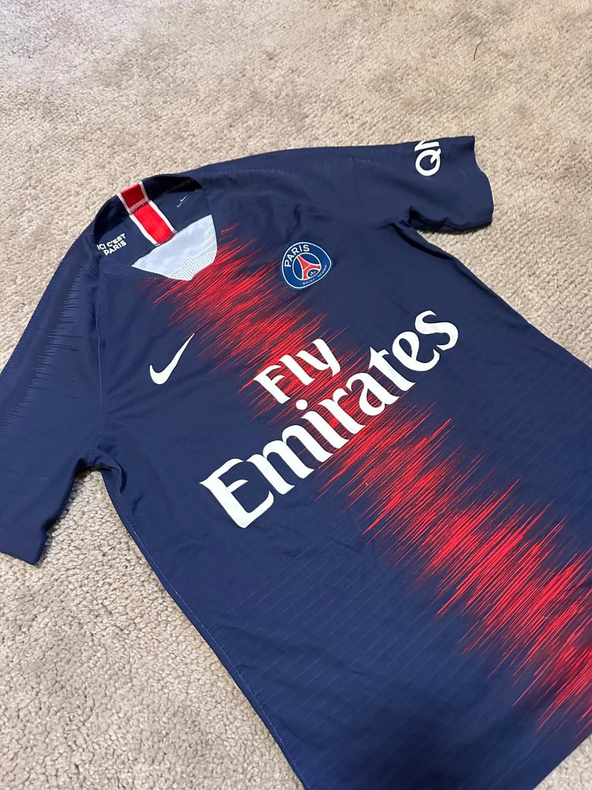 Nike PSG 2018/2019 HOME FOOTBALL SHIRT NIKE SOCCER JERSEY SIZE S Size US S / EU 44-46 / 1 - 3 Thumbnail