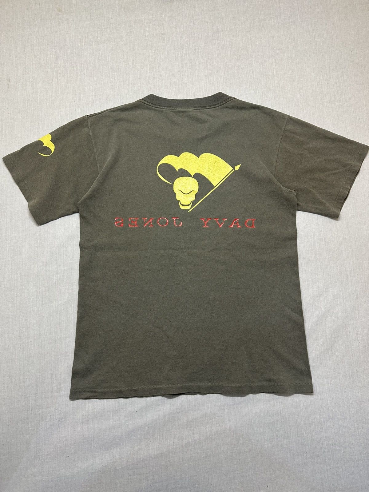 Vintage vintage 1990s Davy Jones skull flag t-shirt . Size US M / EU 48-50 / 2 - 3 Thumbnail
