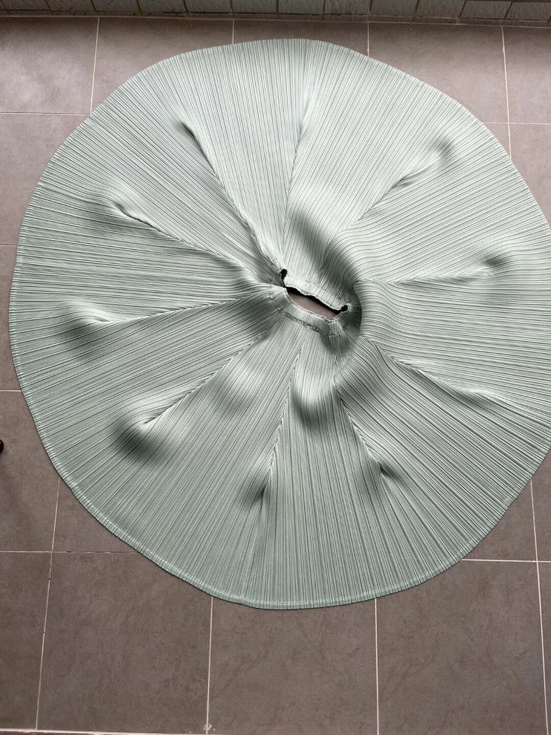 Issey Miyake Issey Miyake size:4 A light green pleated waltz skirt Size 22" - 1 Thumbnail