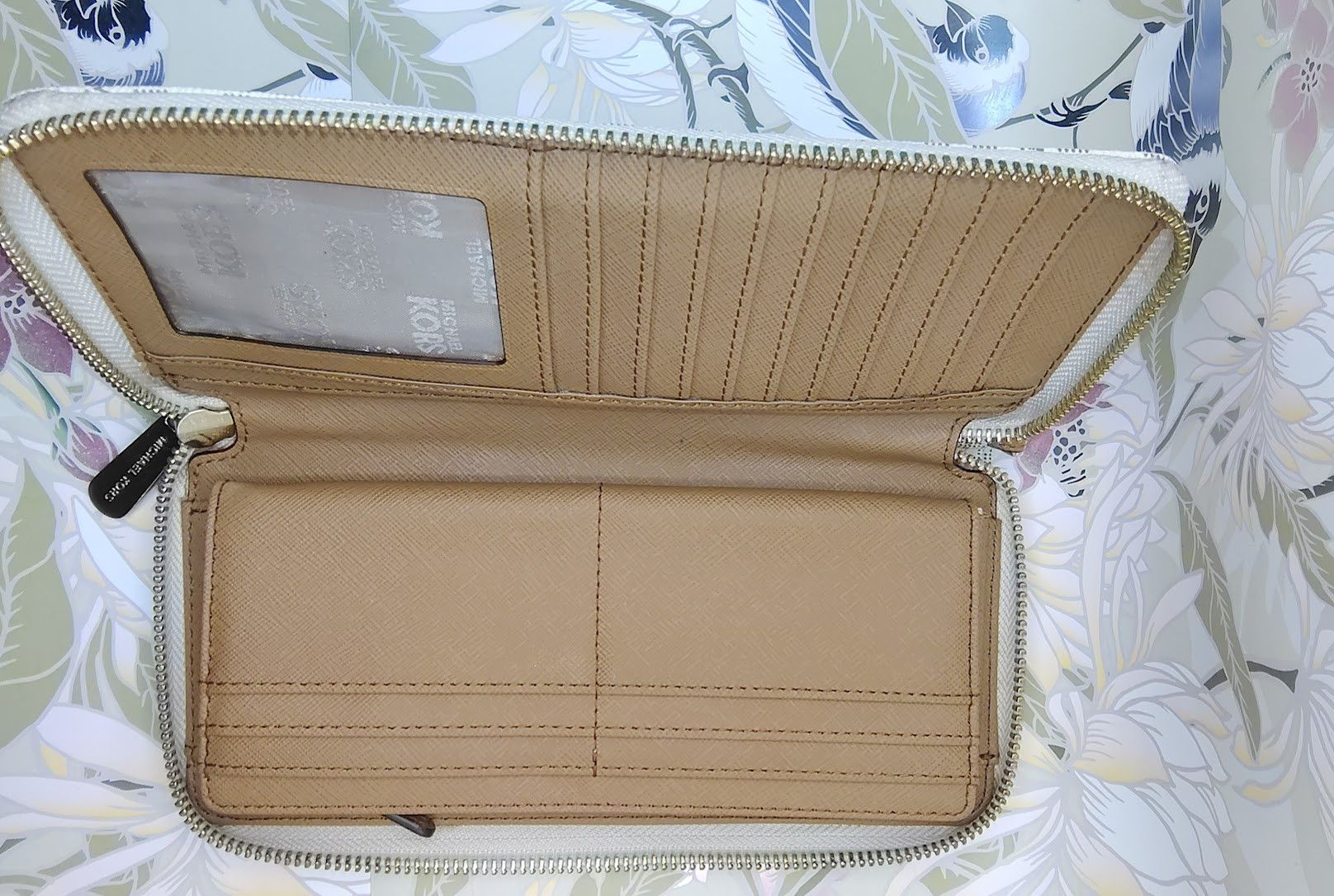 Michael Kors Michael Kors Wallet in the vanilla signature-print canvas. Size ONE SIZE - 7 Thumbnail