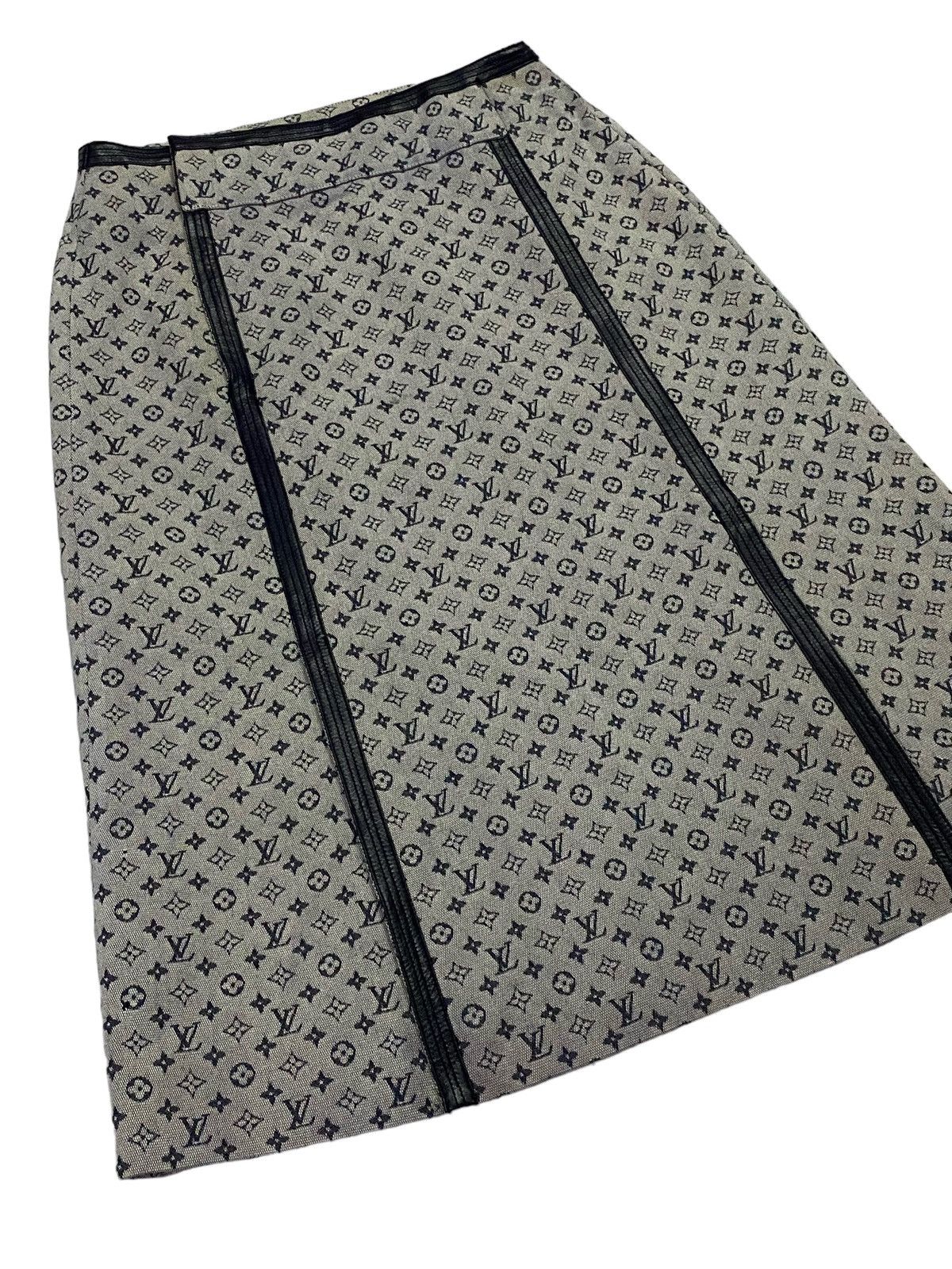 Louis Vuitton Vintage Louis Vuitton 2000 Runway Monogram Canvas Skirt Size 24" / US 00 / IT 34 - 20 Thumbnail