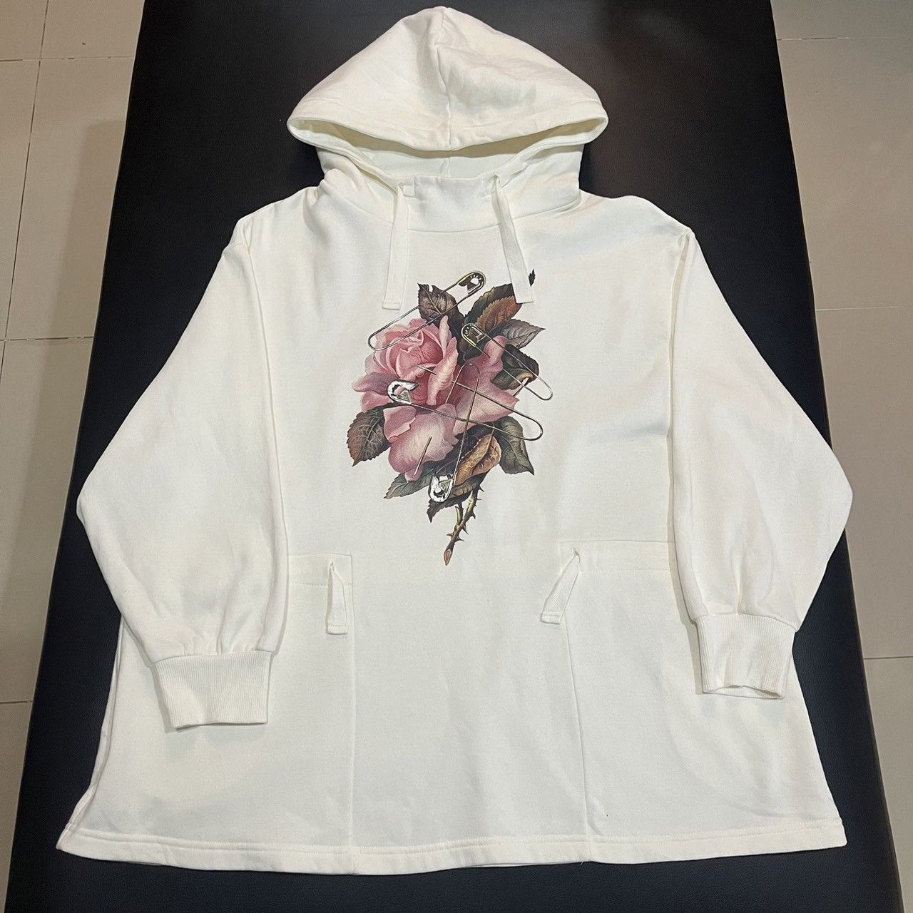 GU × Undercover GU X UNDERCOVER FLOWERS LOGO OVERSIZED HOODIES Size US L / EU 52-54 / 3 - 4 Thumbnail