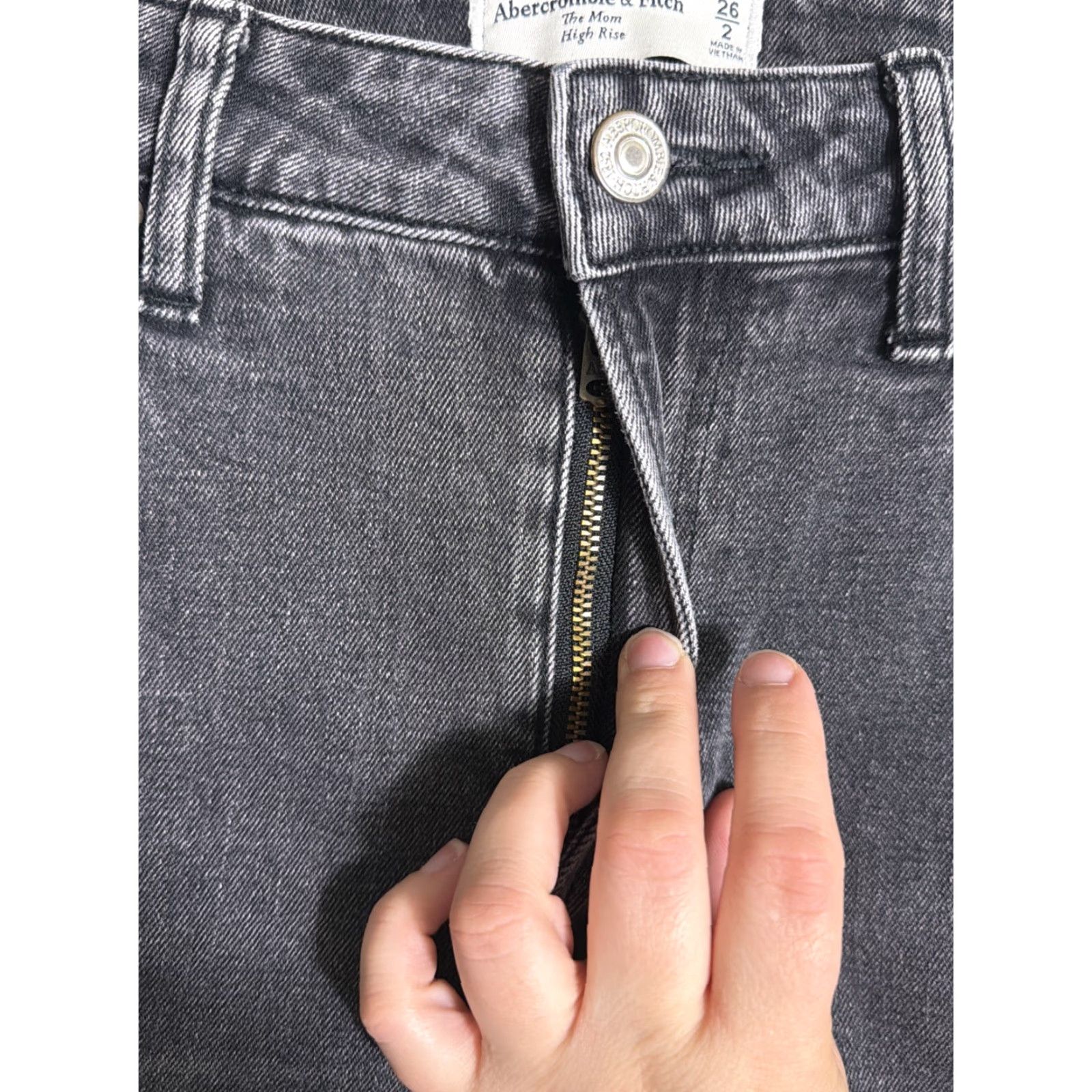Abercrombie & Fitch Abercrombie & Fitch Jeans Mom High Rise Black 26X27 Womens Size 2 Size 42" / US 20 - 7 Thumbnail