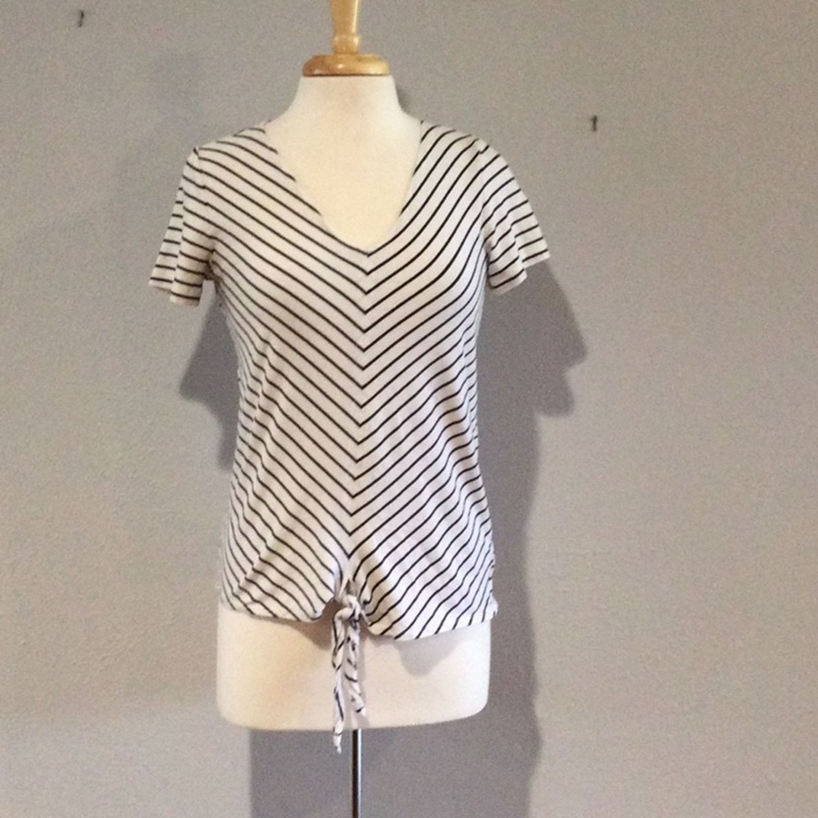 Jones New York Jones New York Signature Black/White Stripe V-neck Top Sz S Size S / US 4 / IT 40 - 1 Thumbnail