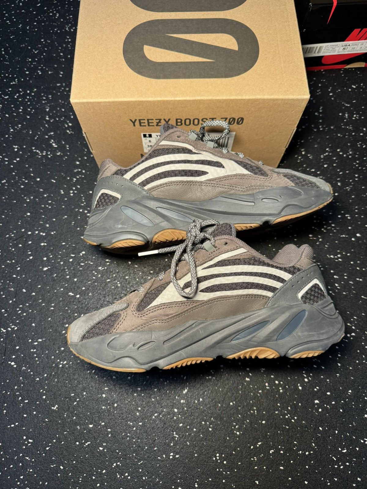 Adidas × Yeezy adidas Yeezy Boost 700 V2 Geode Size US 6 / EU 39 - 8 Thumbnail