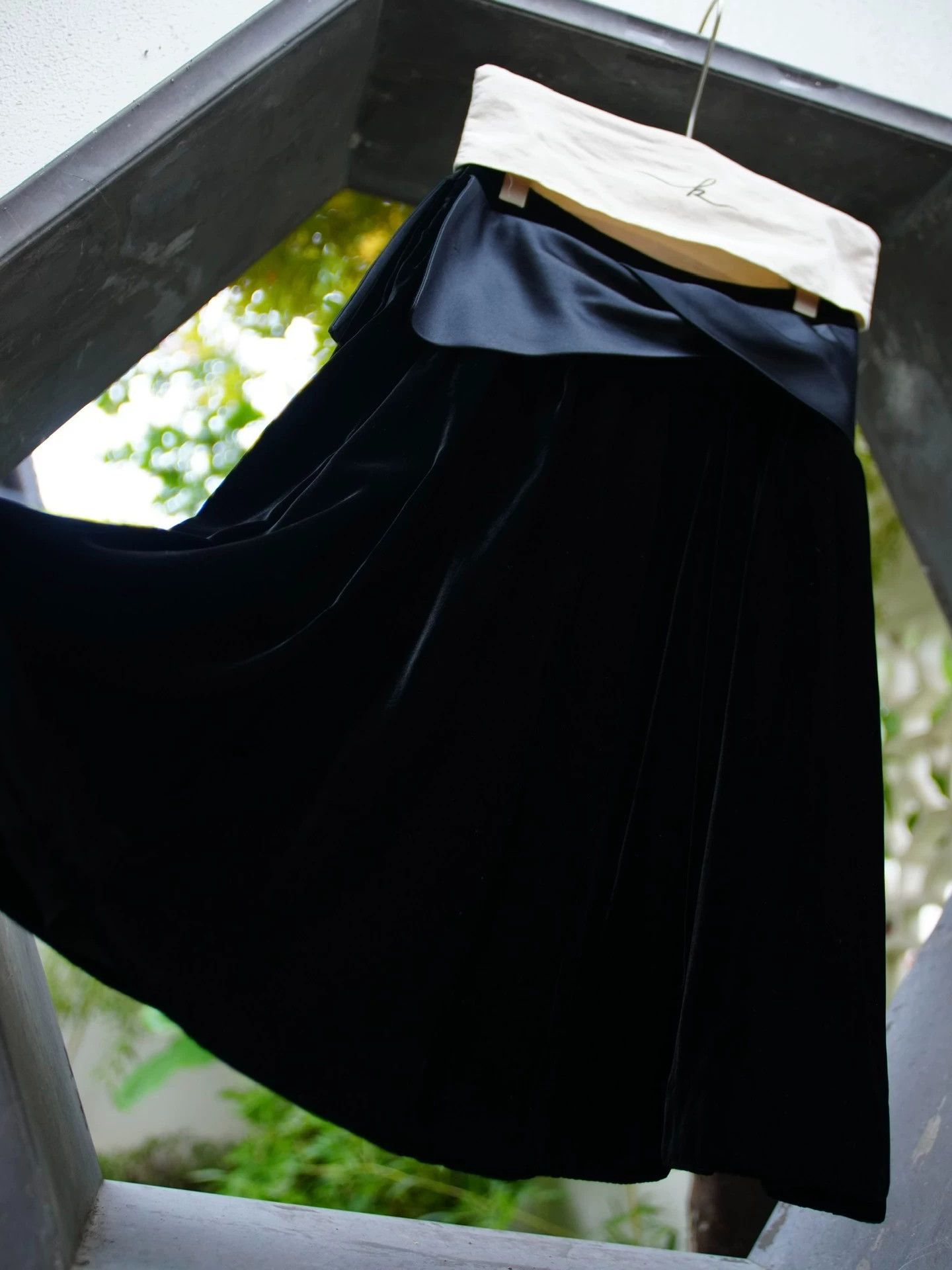 John Galliano John Galliano Velvet Satin Skirt Italy Fr36/S Size 26" / US 2 / IT 38 - 3 Thumbnail