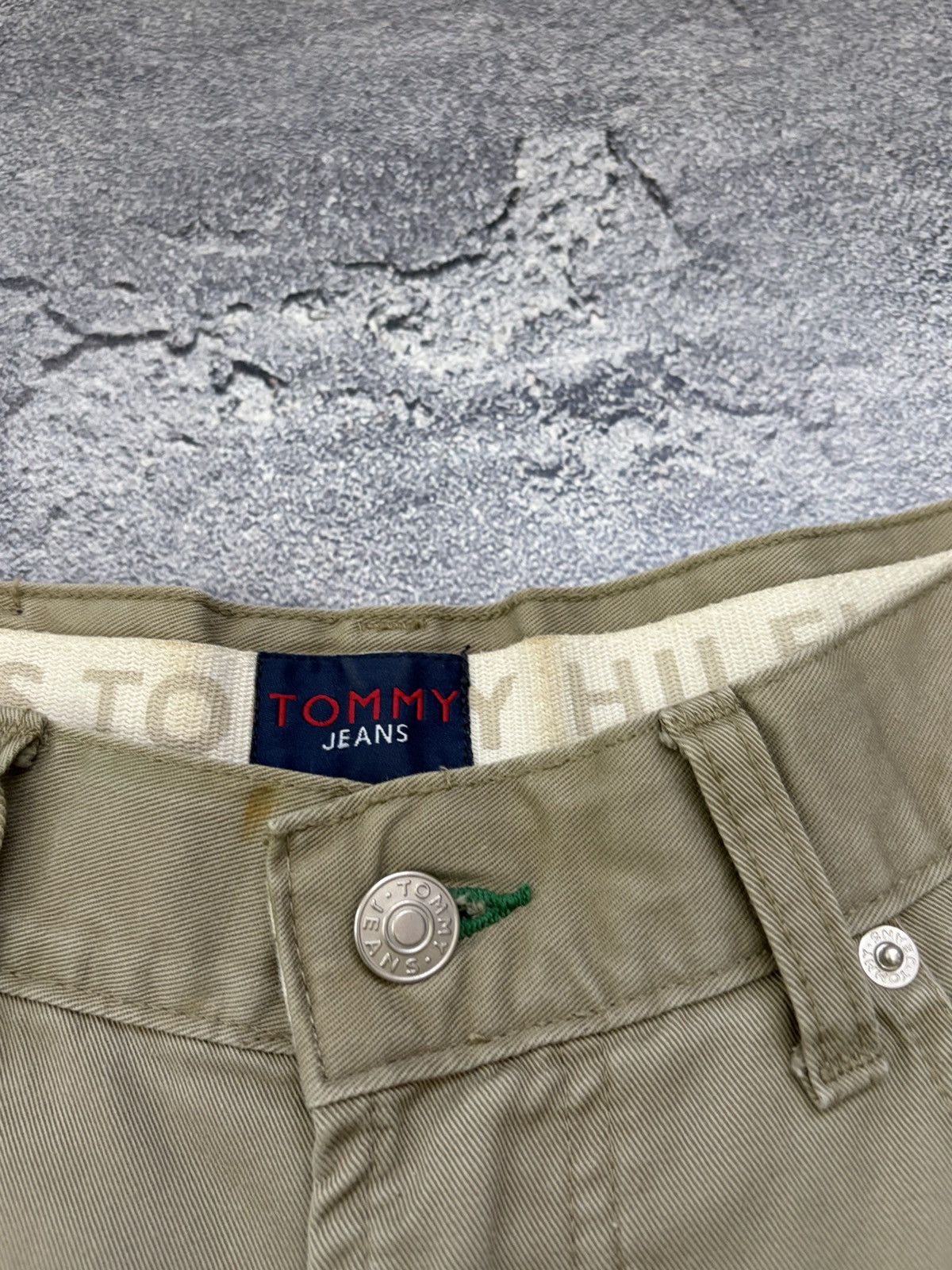 Tommy Hilfiger Vintage 1999 Tommy Hilfiger Cargo Pants Khaki Baggy 31/34 Size US 31 - 14 Thumbnail