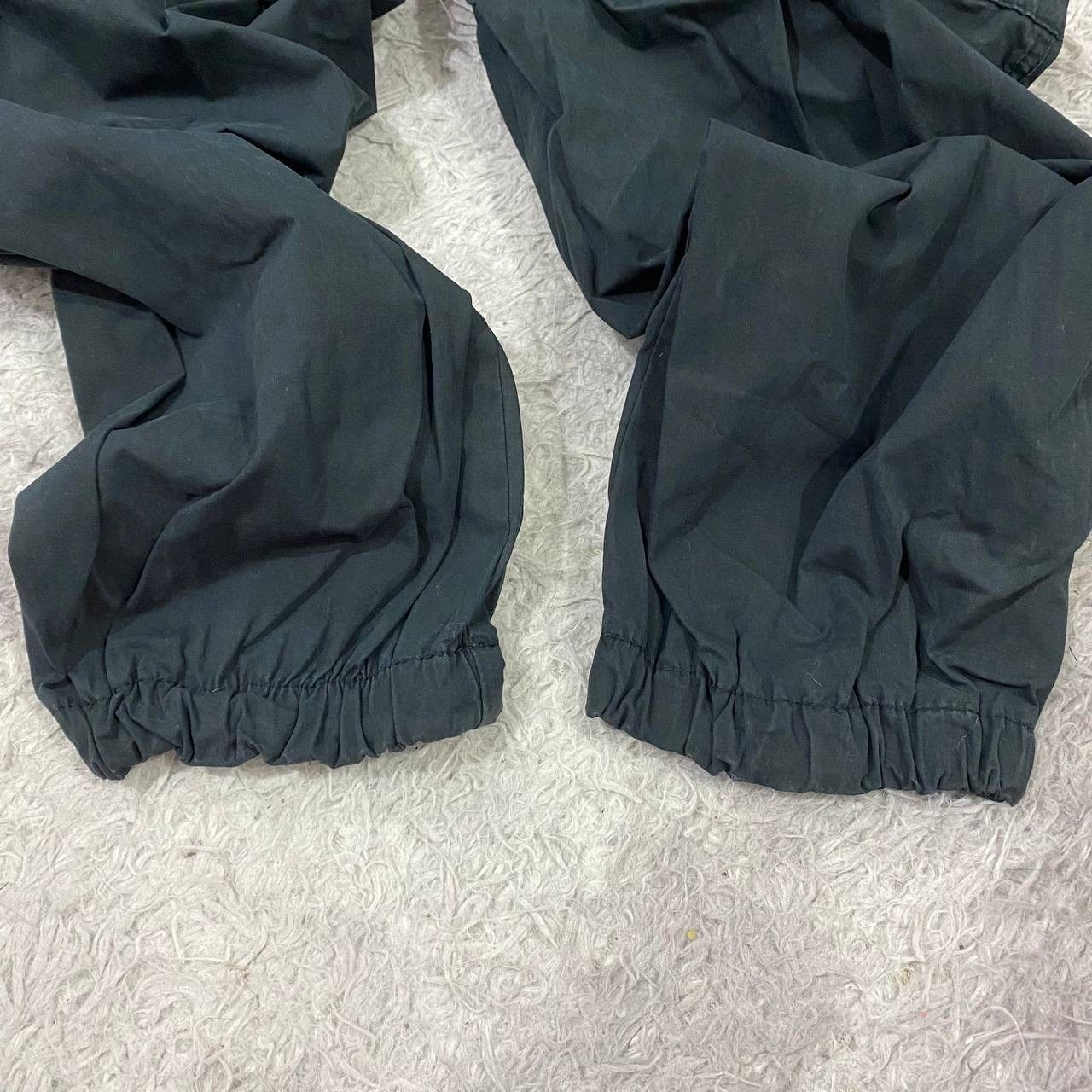 Uniqlo Uniqlo cargo pants Size US 35 - 5 Thumbnail