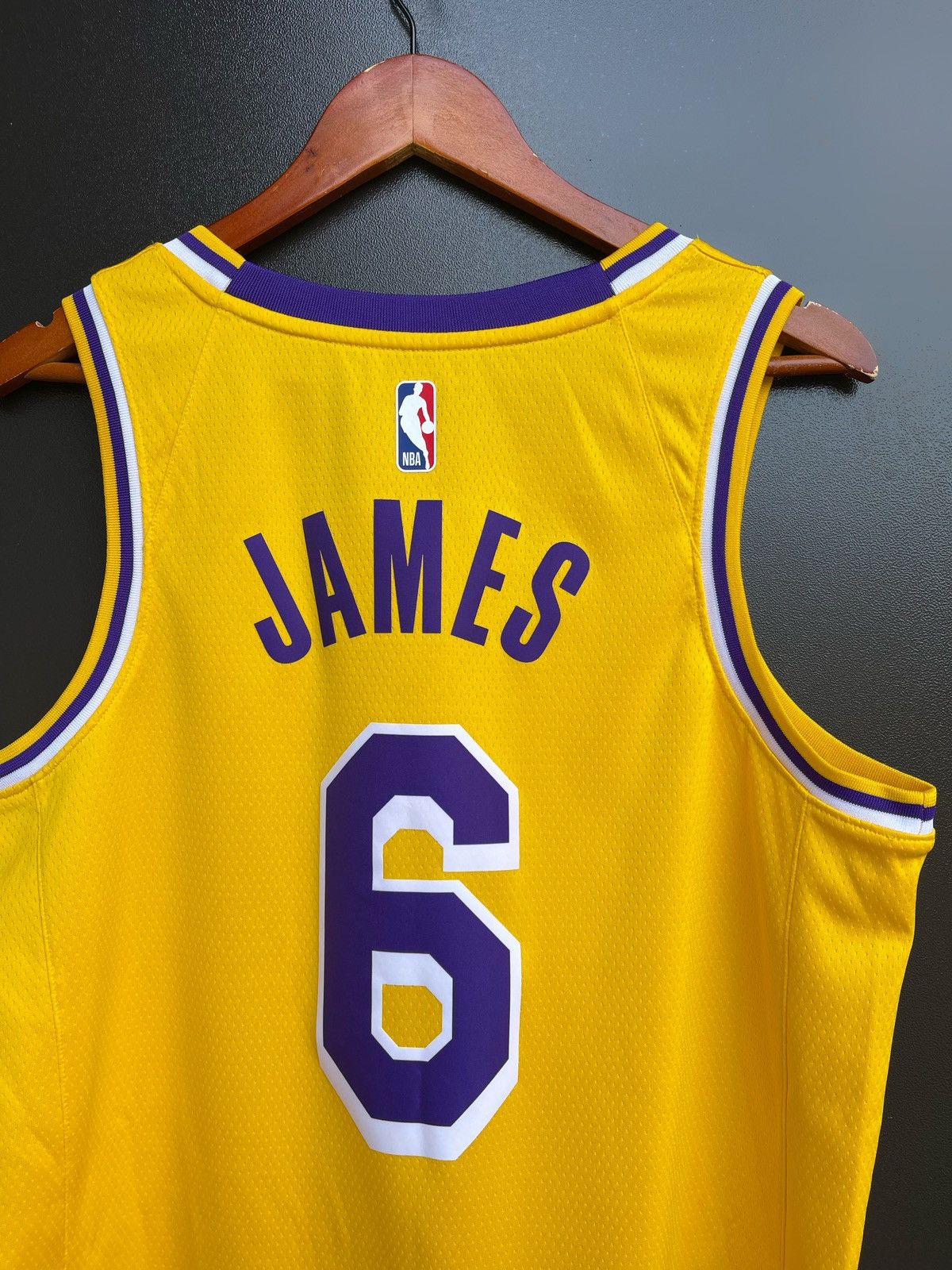 NBA Lebron James #6 Los Angeles LAKERS Jersey NBA SWINGMAN Nike Size US M / EU 48-50 / 2 - 10 Thumbnail