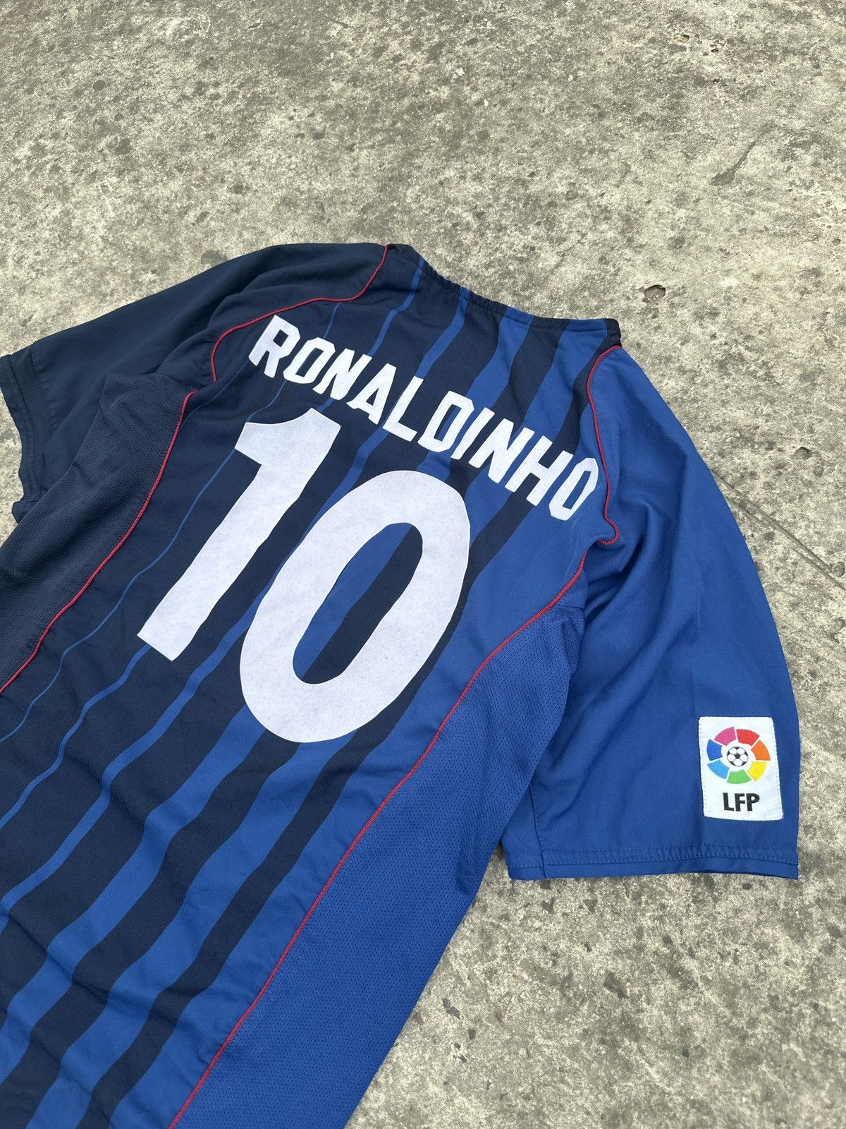 Nike Vintage Nike F.C.Barcelona 10 Ronaldinho Soccer Jersey M VTg Size US M / EU 48-50 / 2 - 5 Thumbnail