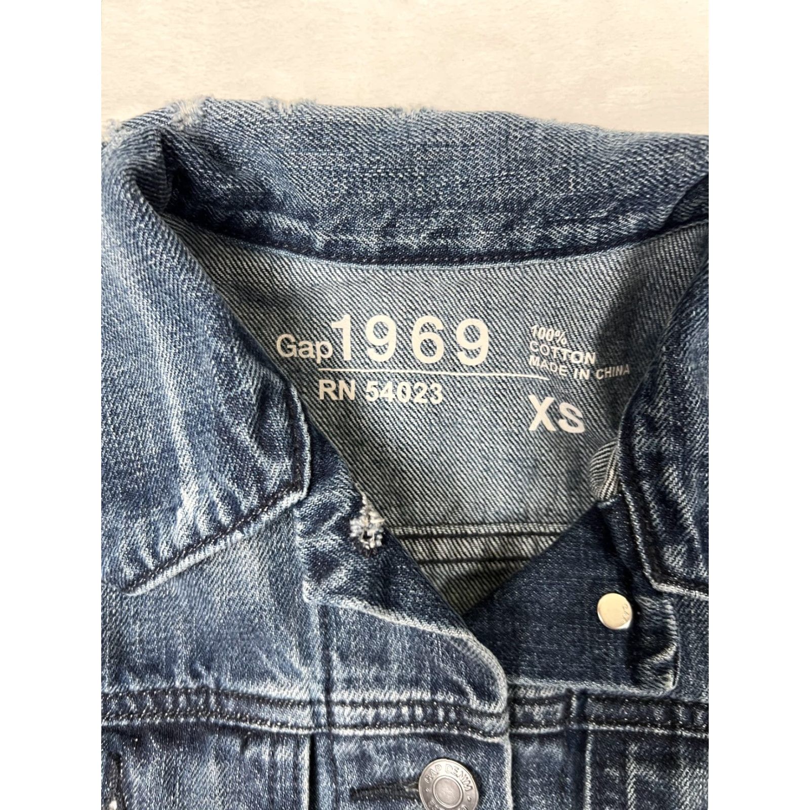 Gap VINTAGE Gap 1969 Jeans Jacket Womens XS Blue Denim Trucker Button Front Distressed Jacket Size 26" / US 2 / IT 38 - 2 Thumbnail