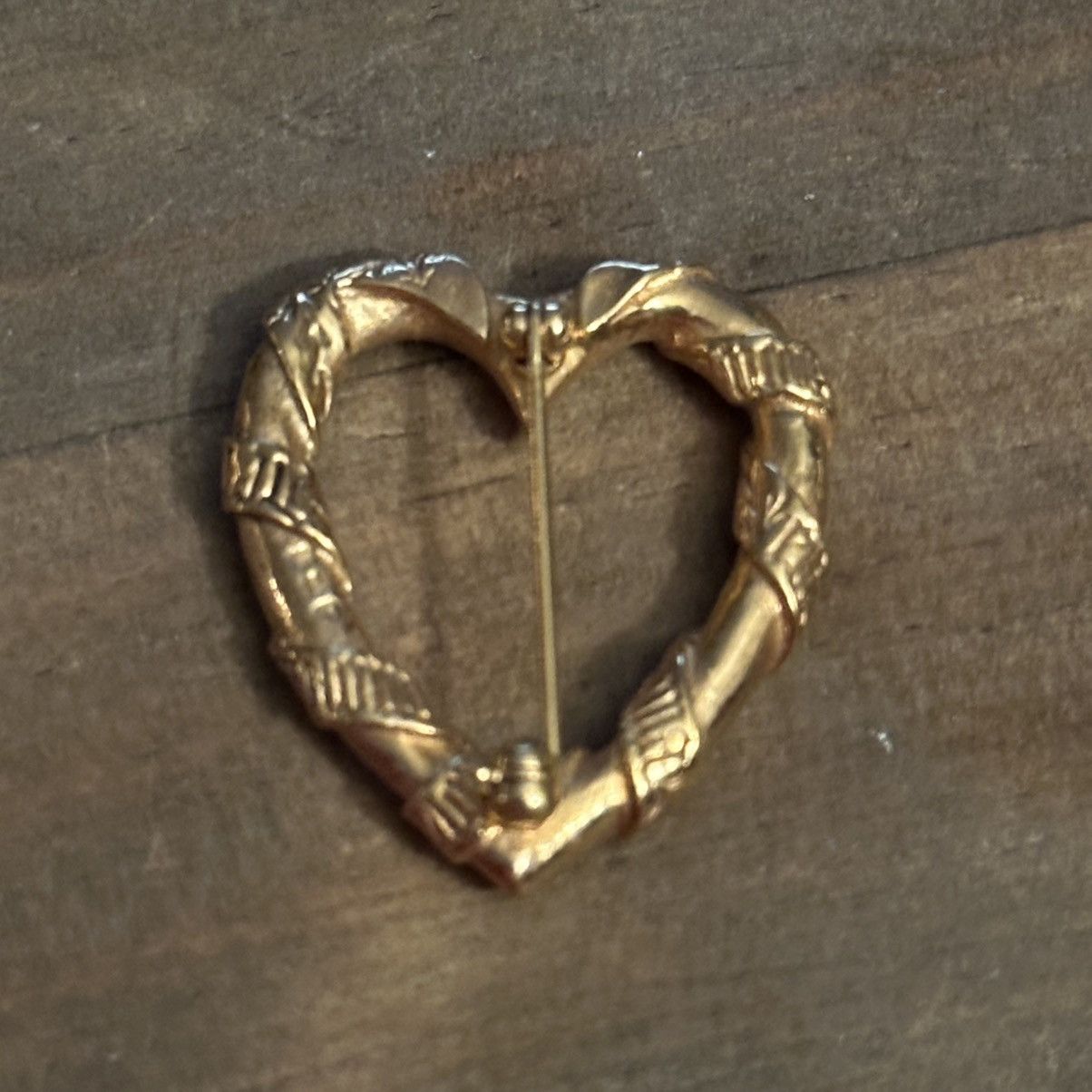 Vintage Vintage British Museum gold tone ribbon heart brooch Size ONE SIZE - 5 Thumbnail