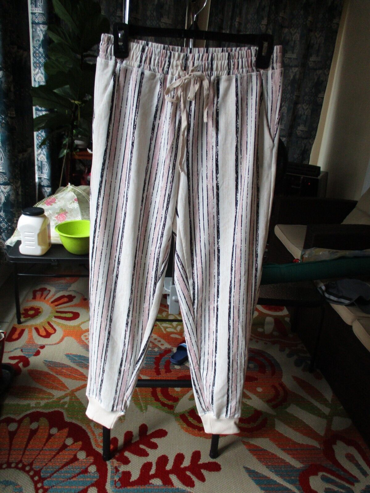 Other LuLaRoe NWT Jax Small Black Cream Pink Joggers Sweatpants Size 30" / US 8 / IT 44 - 1 Thumbnail