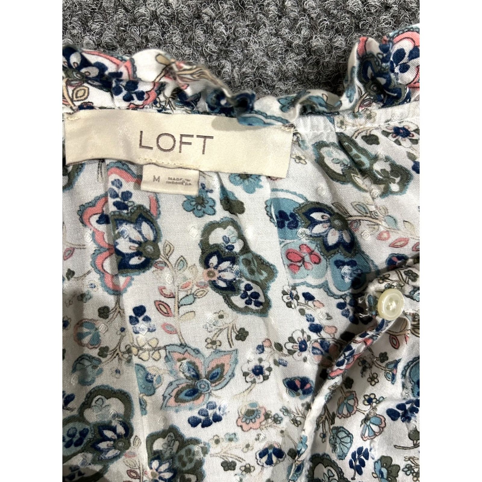 Ann Taylor LOFT blouse Womens Medium ivory floral long sleeve lightweight boho stretch Regular Ann Taylor Loft Blouse Casual Women Satin? Size M / US 6-8 / IT 42-44 - 3 Thumbnail