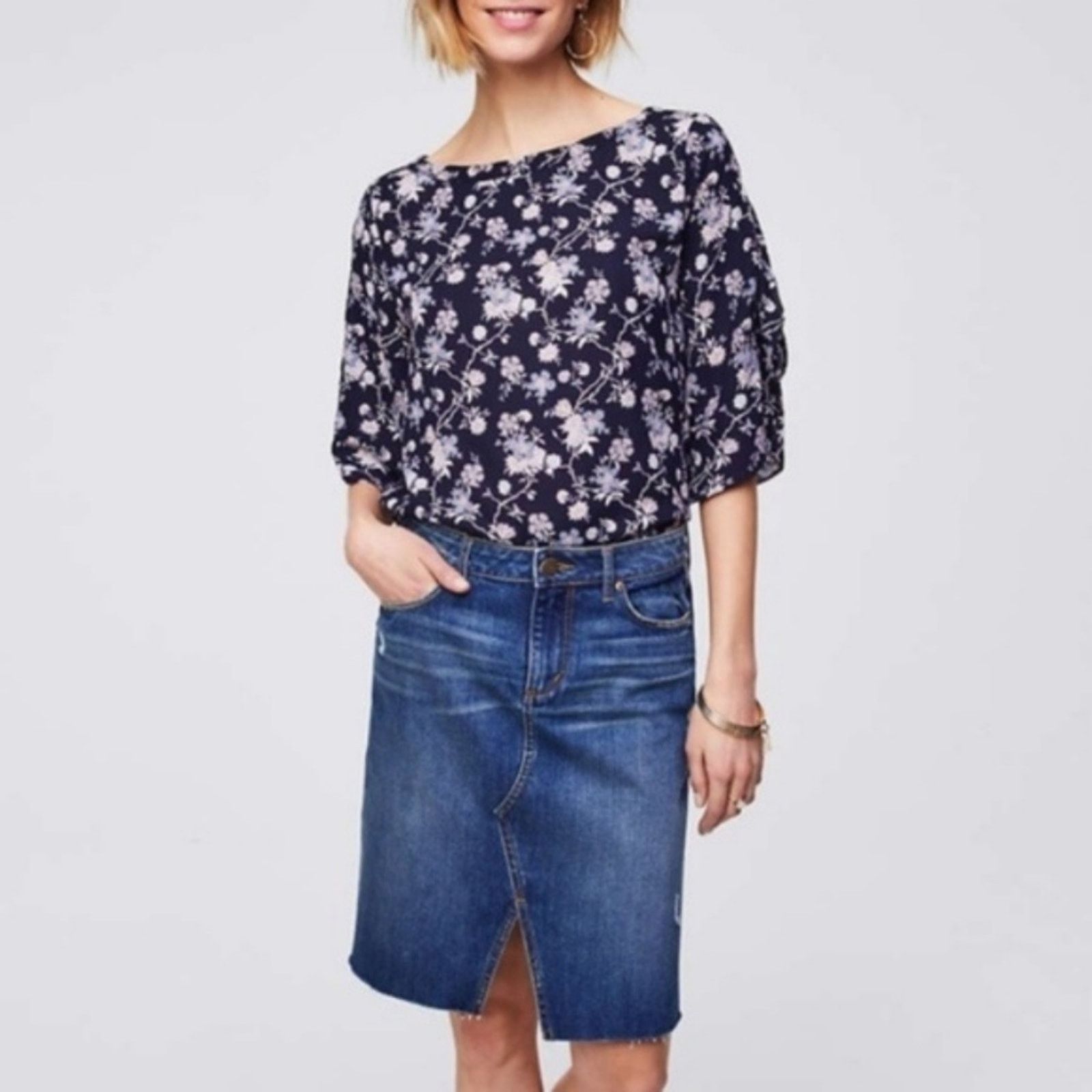 Loft LOFT Medium Wash Distressed Denim Skirt with Front Slit Size 26" / US 2 / IT 38 - 4 Thumbnail