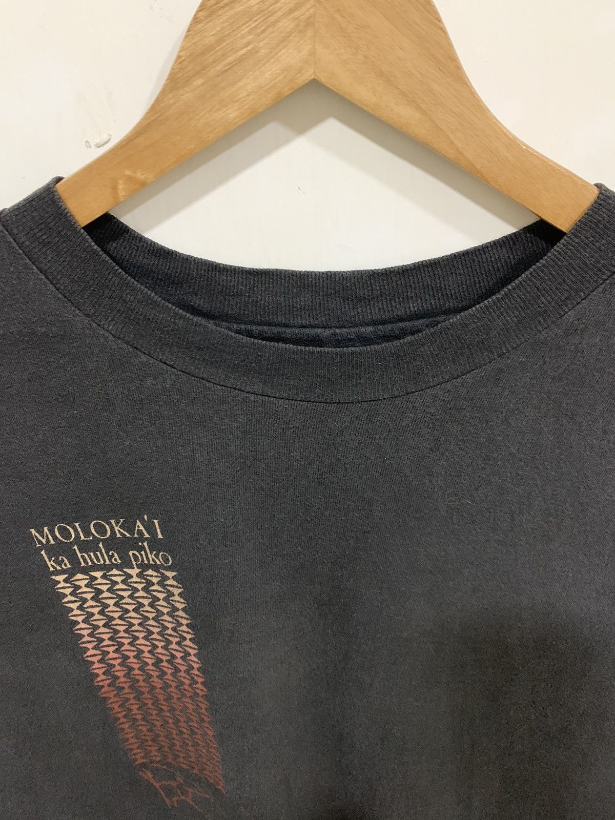 Vintage 90’s Faded Molokai Ka Hula Piko Hawaii T Shirt Size US L / EU 52-54 / 3 - 6 Thumbnail