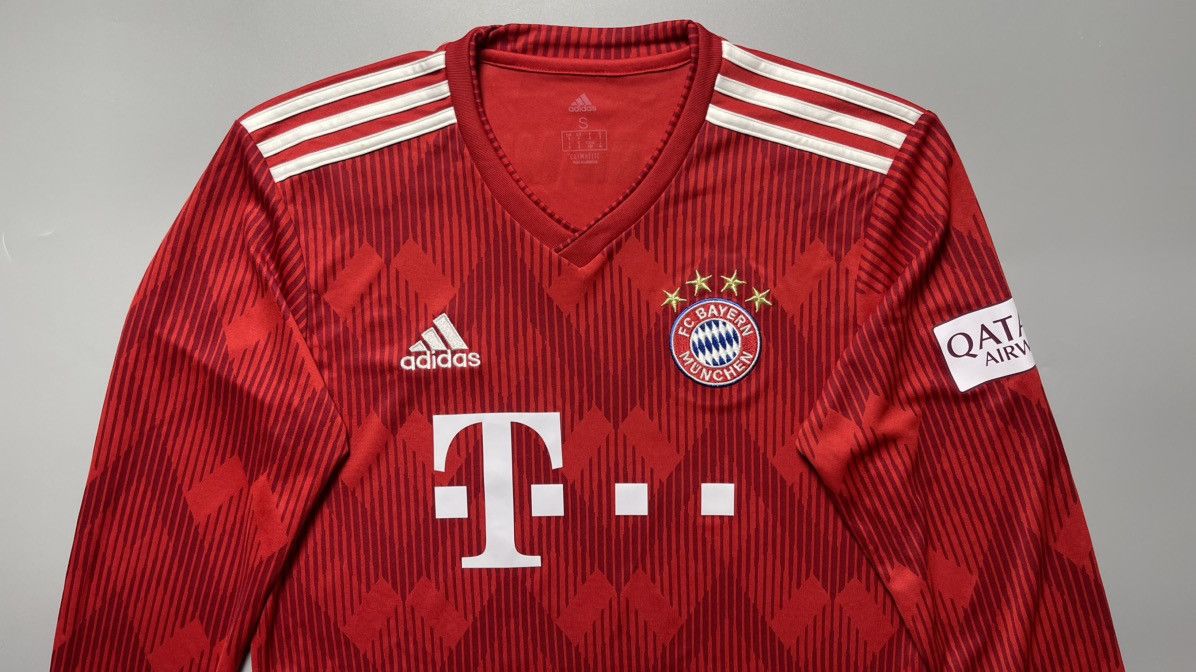 Vintage BAYERN ADIDAS 2018/2019 FOOTBALL HOME JERSEY #19 DAVIES Size US S / EU 44-46 / 1 - 3 Thumbnail