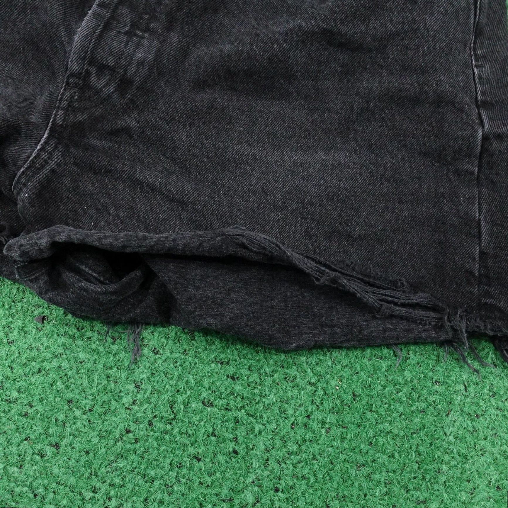 Zara VINTAGE Zara Shorts Women 10 Denim High Rise Raw Hem Distressed Button Fly Casual Summer Size 32" / US 10 / IT 46 - 5 Thumbnail