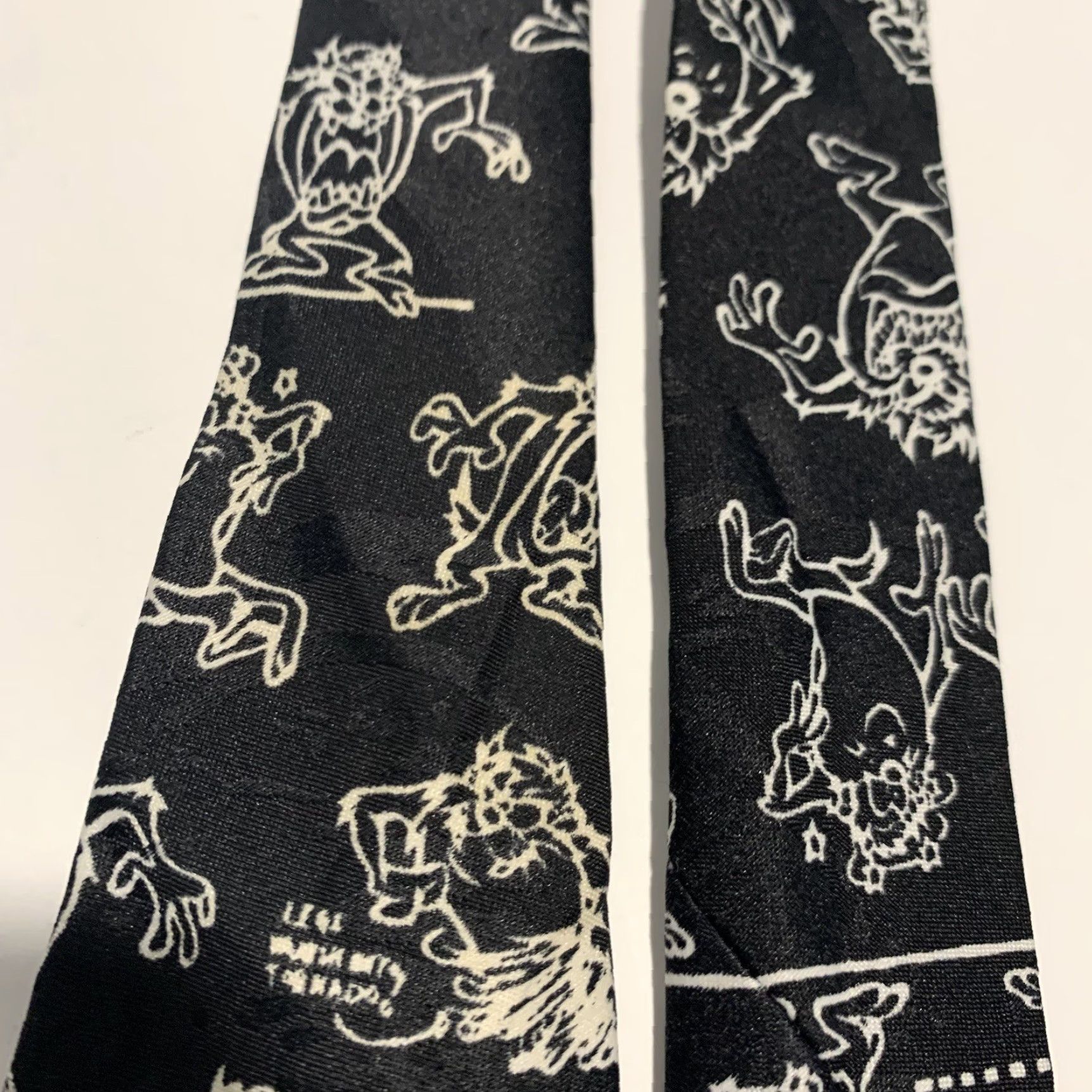 Vintage VINTAGE Looney Tunes Taz Tie 1995 Men Tie Black Polyester 57"-60" Geometric Cartoon Size ONE SIZE - 6 Thumbnail