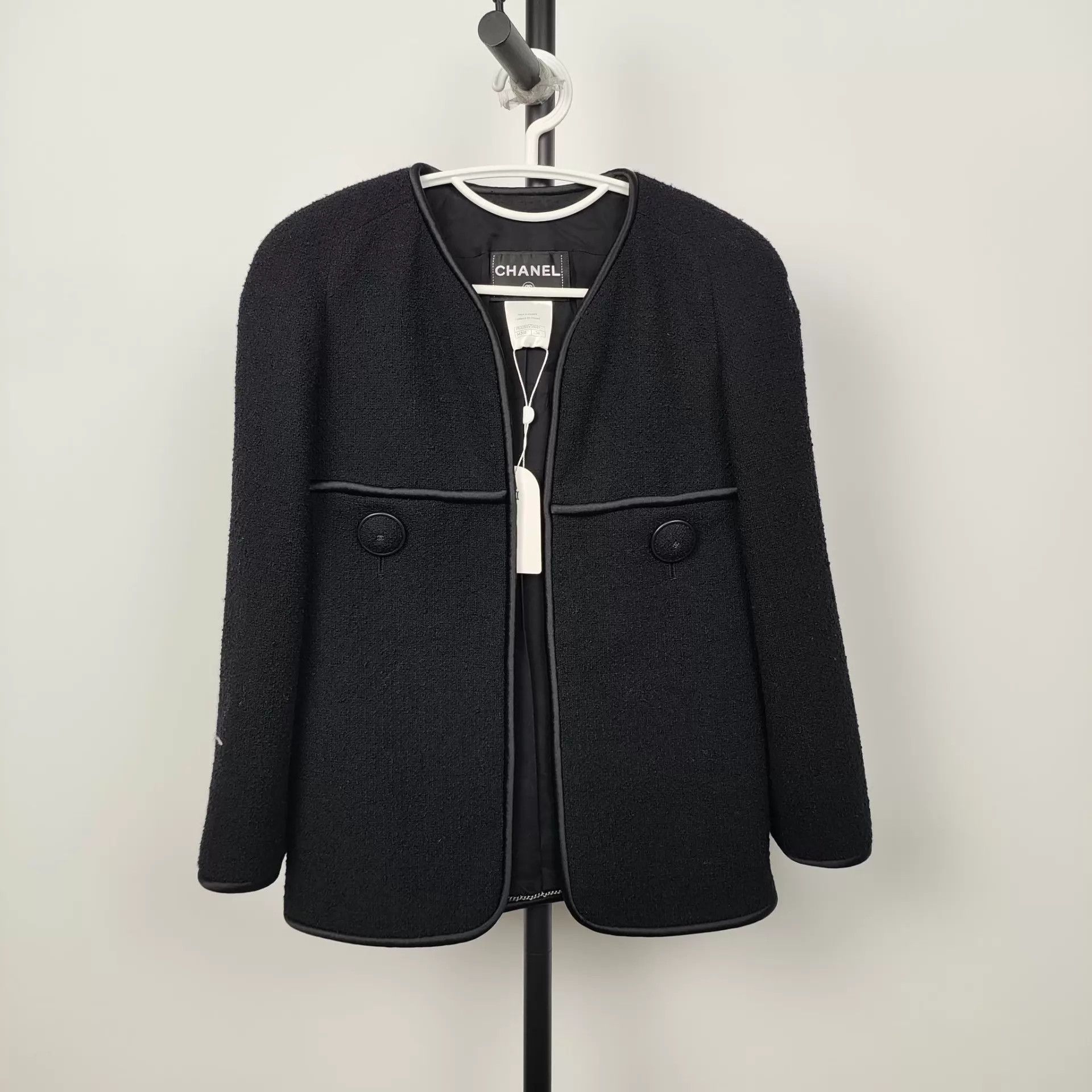 Chanel Chanel 15B Tweed Jacket Women's Black Size XS / US 0-2 / IT 36-38 - 1 Thumbnail