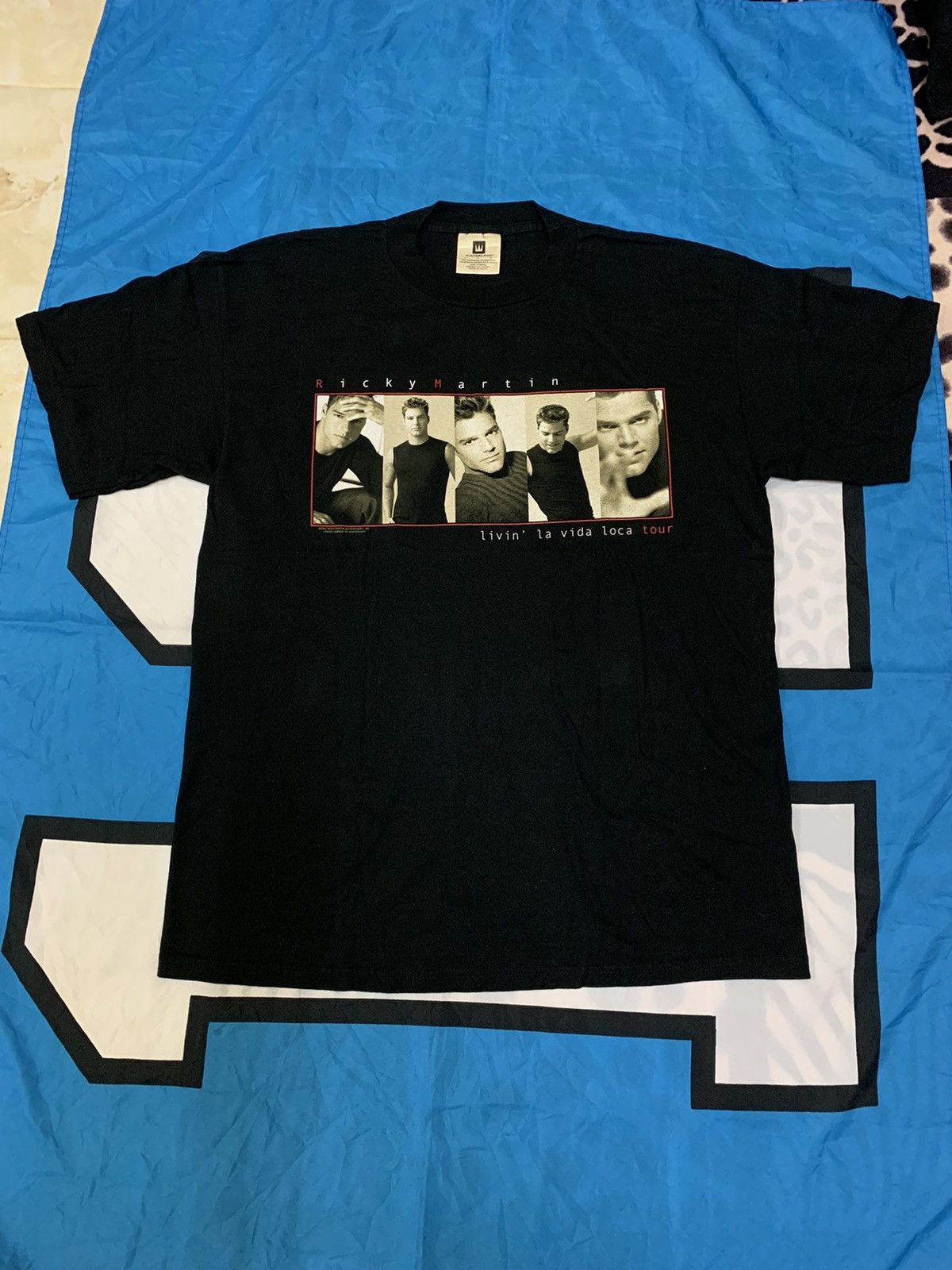 Band Tees Vintage Ricky Martin Livin' La Vida Loca Tour ©️1999 Size US L / EU 52-54 / 3 - 1 Thumbnail