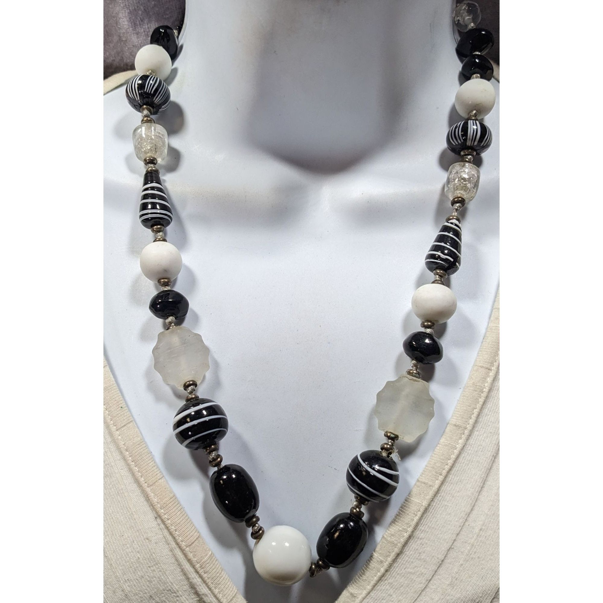 Handmade Handmade Chunky Black And White Glass Beaded Necklace Size ONE SIZE - 2 Thumbnail