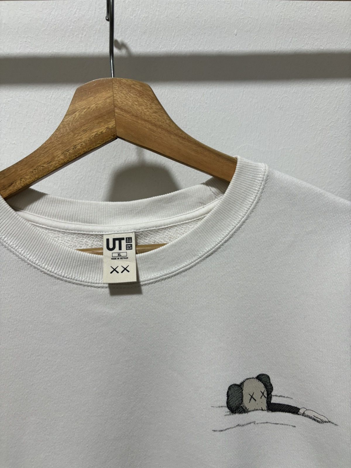 Japanese Brand × Kaws × Uniqlo Kaws uniqlo Photo Tee Sweatshirt Size US XL / EU 56 / 4 - 4 Thumbnail