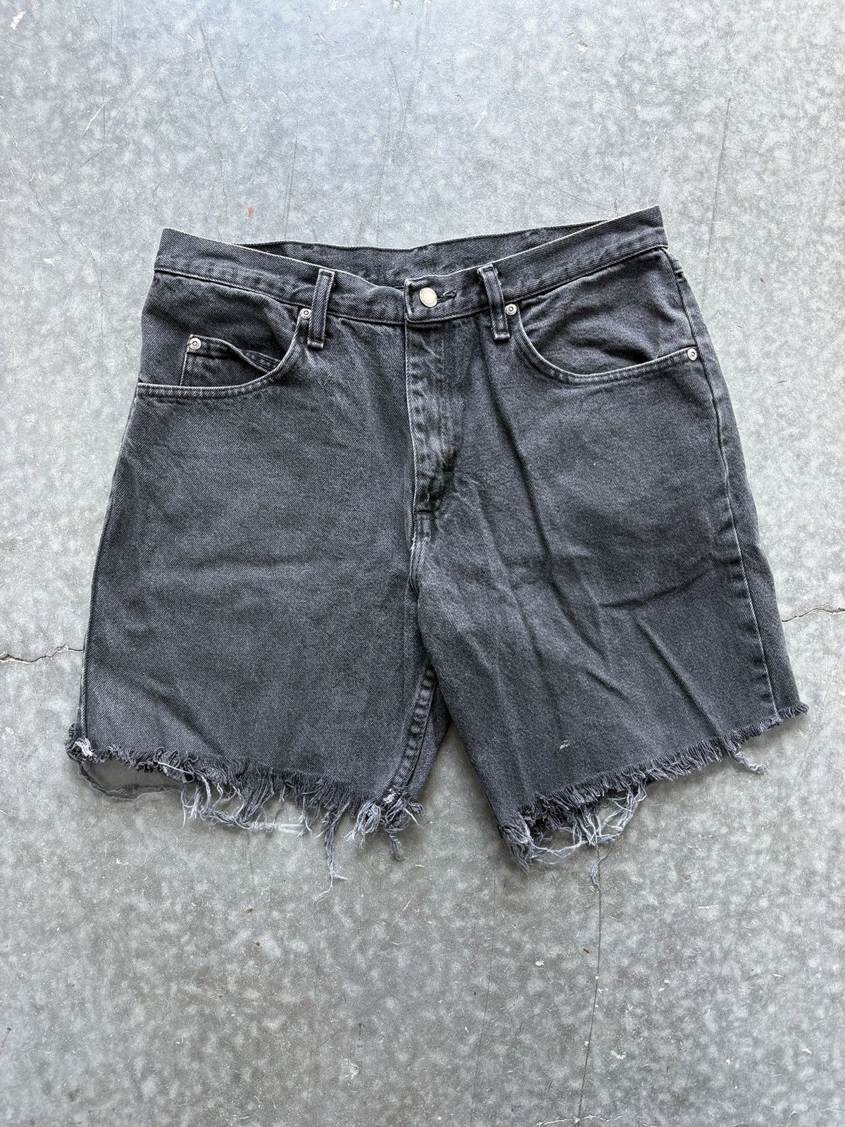 Vintage Vintage Y2K Wrangler Faded Black Denim Shorts Size 34 Size US 34 / EU 50 - 1 Thumbnail