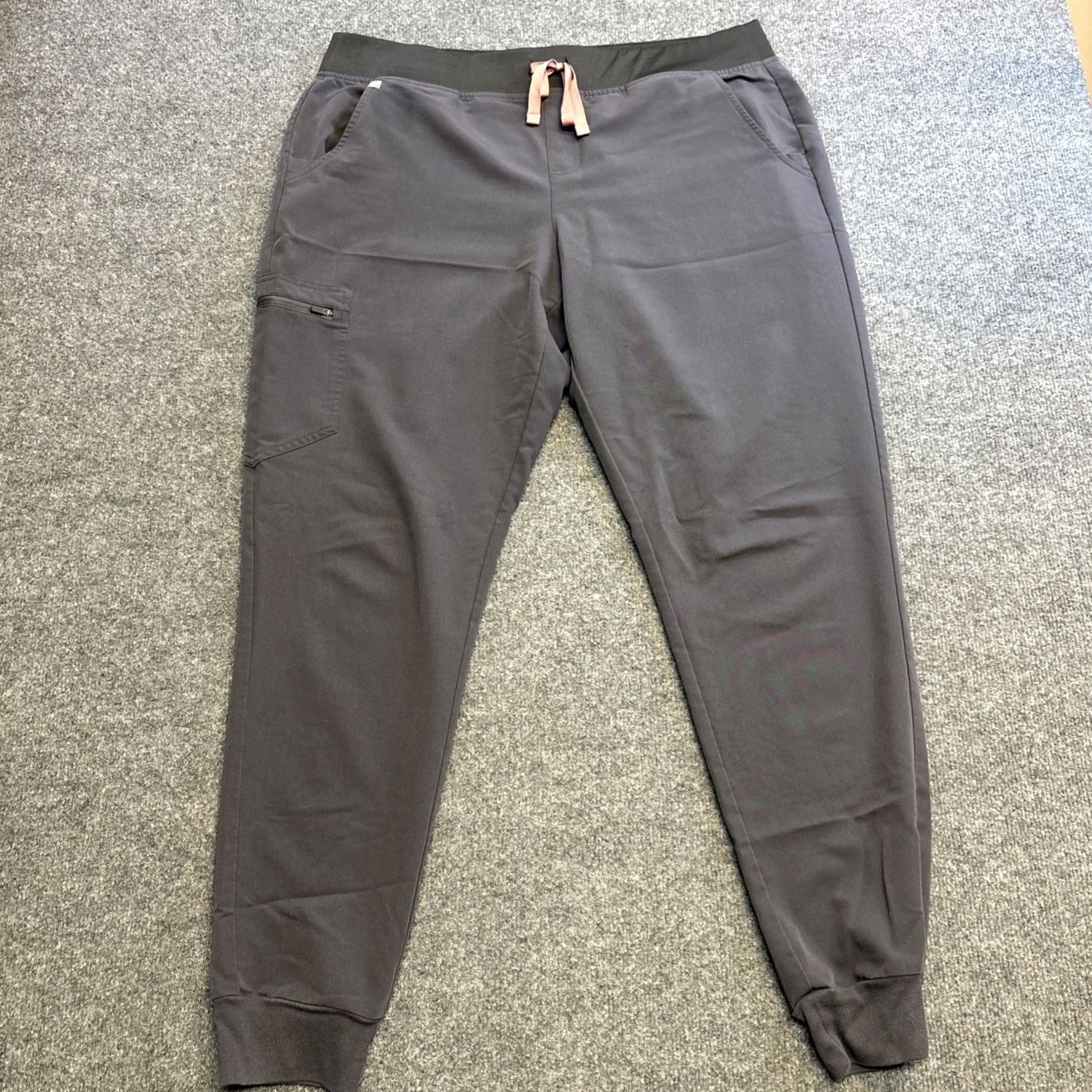 Vintage Figs Kade Cargo Scrub Pants Women XL T Grey Jogger Technical Collection Scrub Pants Women XL Grey FIGS Size 40" / US 18 - 2 Thumbnail