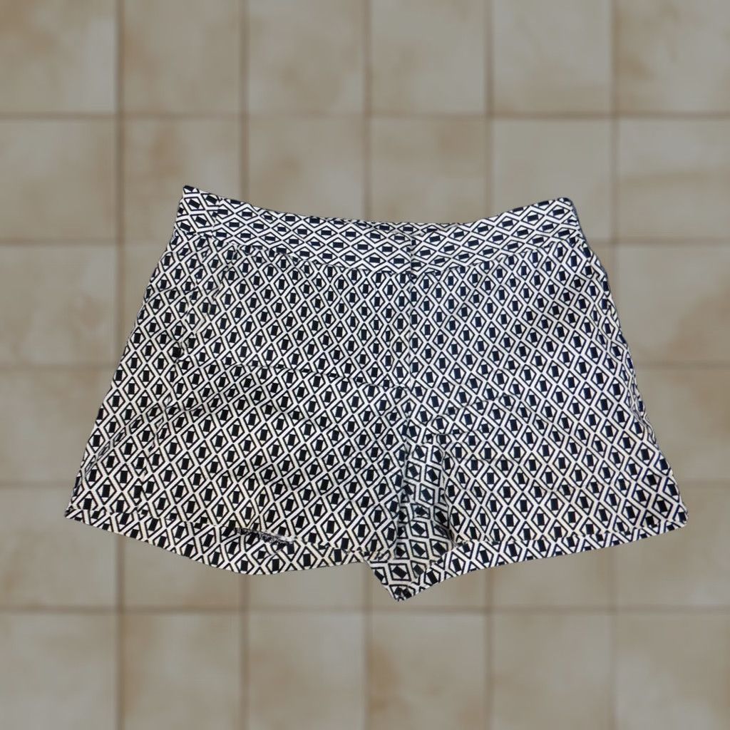 Vintage Joe Fresh Womens Shorts 2 White chino Floral Casual Mid Rise Flat Front Cotton Spandex Knit Slimming Walking Regular Zip Front Size 30" / US 8 / IT 44 - 1 Thumbnail