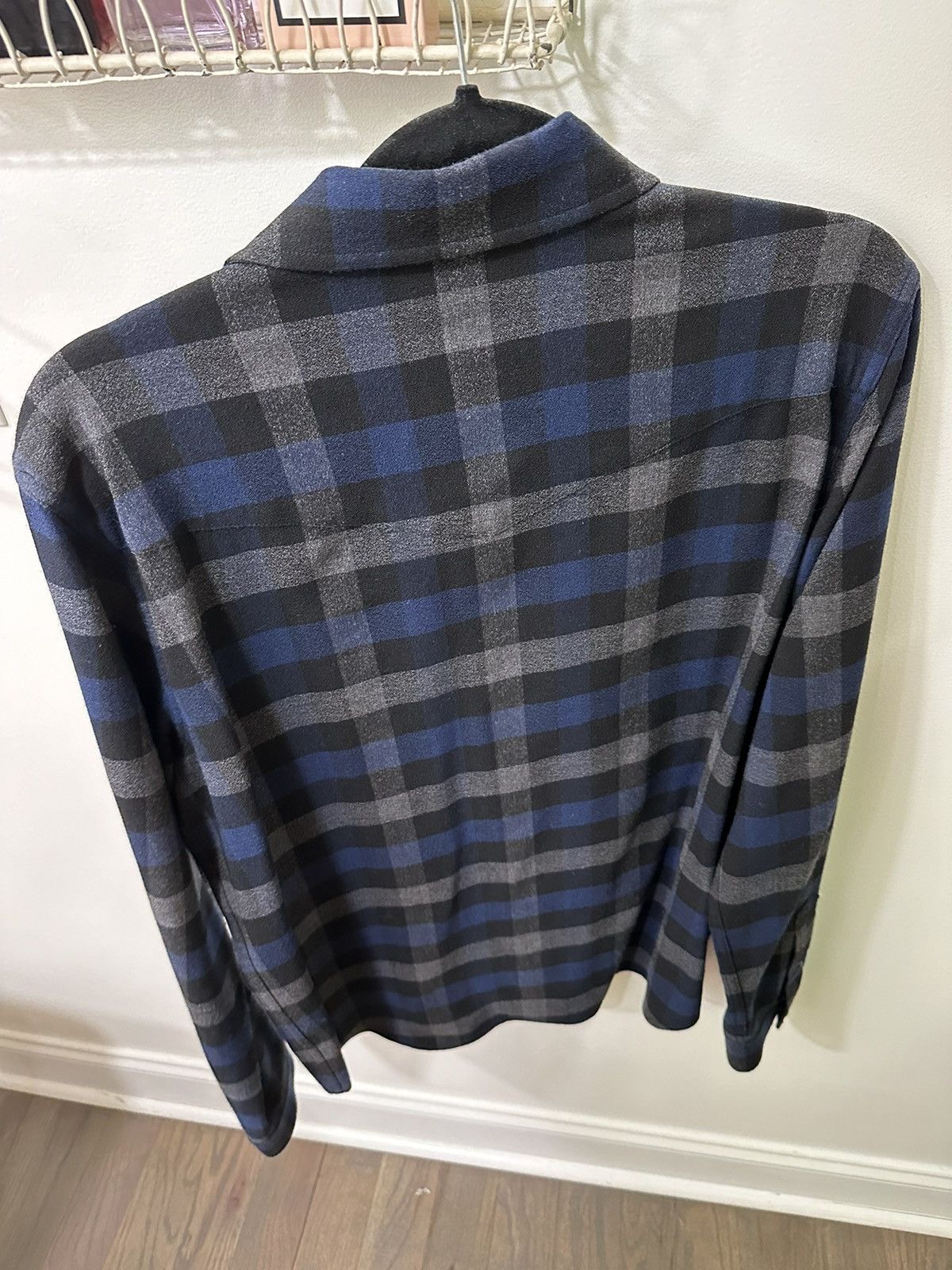 Vince Vince button up medium great condition Size US M / EU 48-50 / 2 - 3 Thumbnail