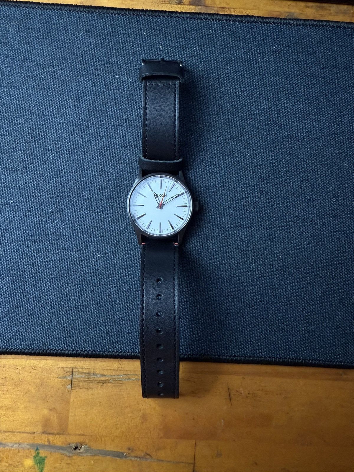 Nixon Nixon Sentry 38 Leather Gunmetal / White Size ONE SIZE - 2 Thumbnail