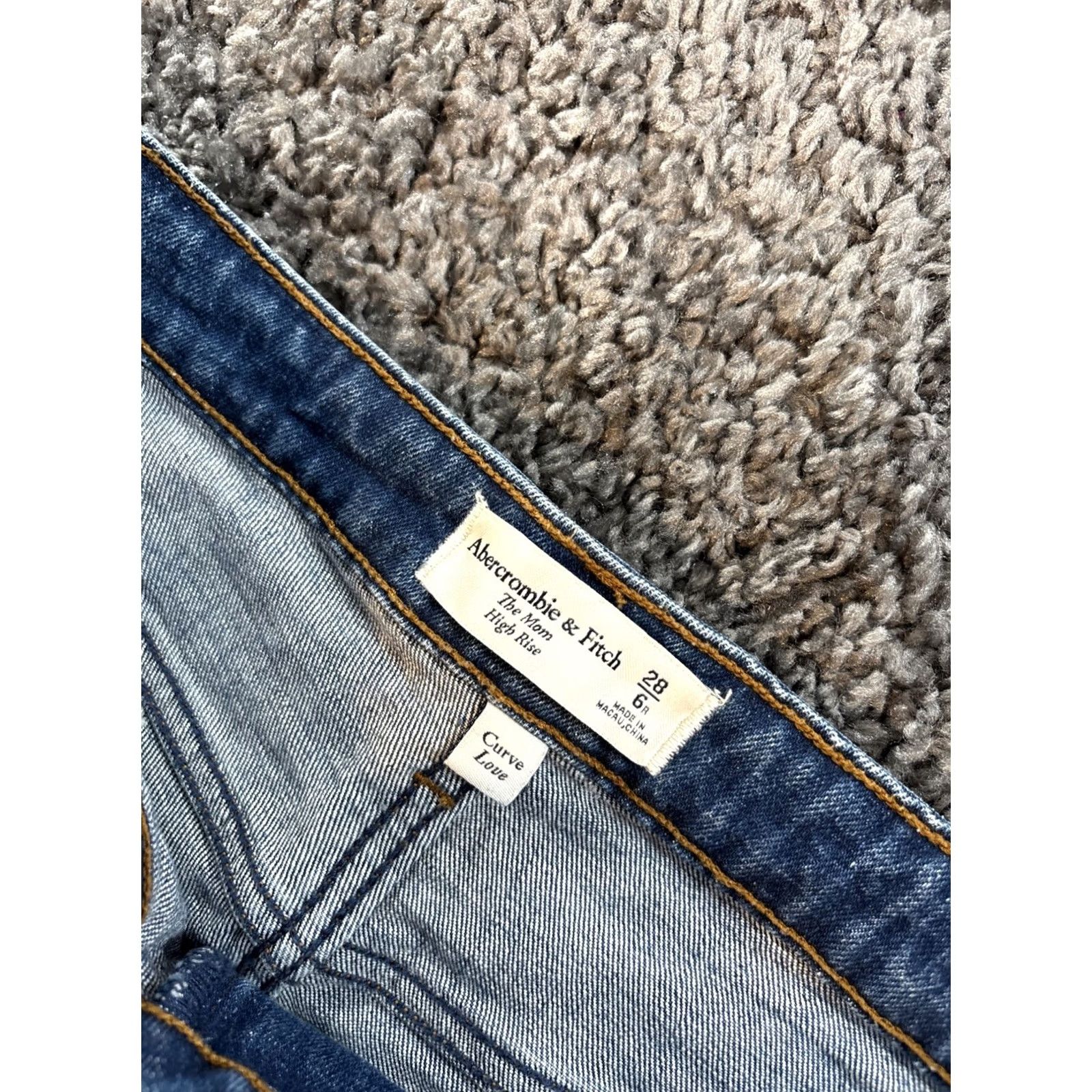 Abercrombie & Fitch Abercrombie & Fitch Jeans Womens 28 Blue High Rise Curve Love Mom Size Button Fly Med Wash Size 28" / US 6 / IT 42 - 6 Thumbnail