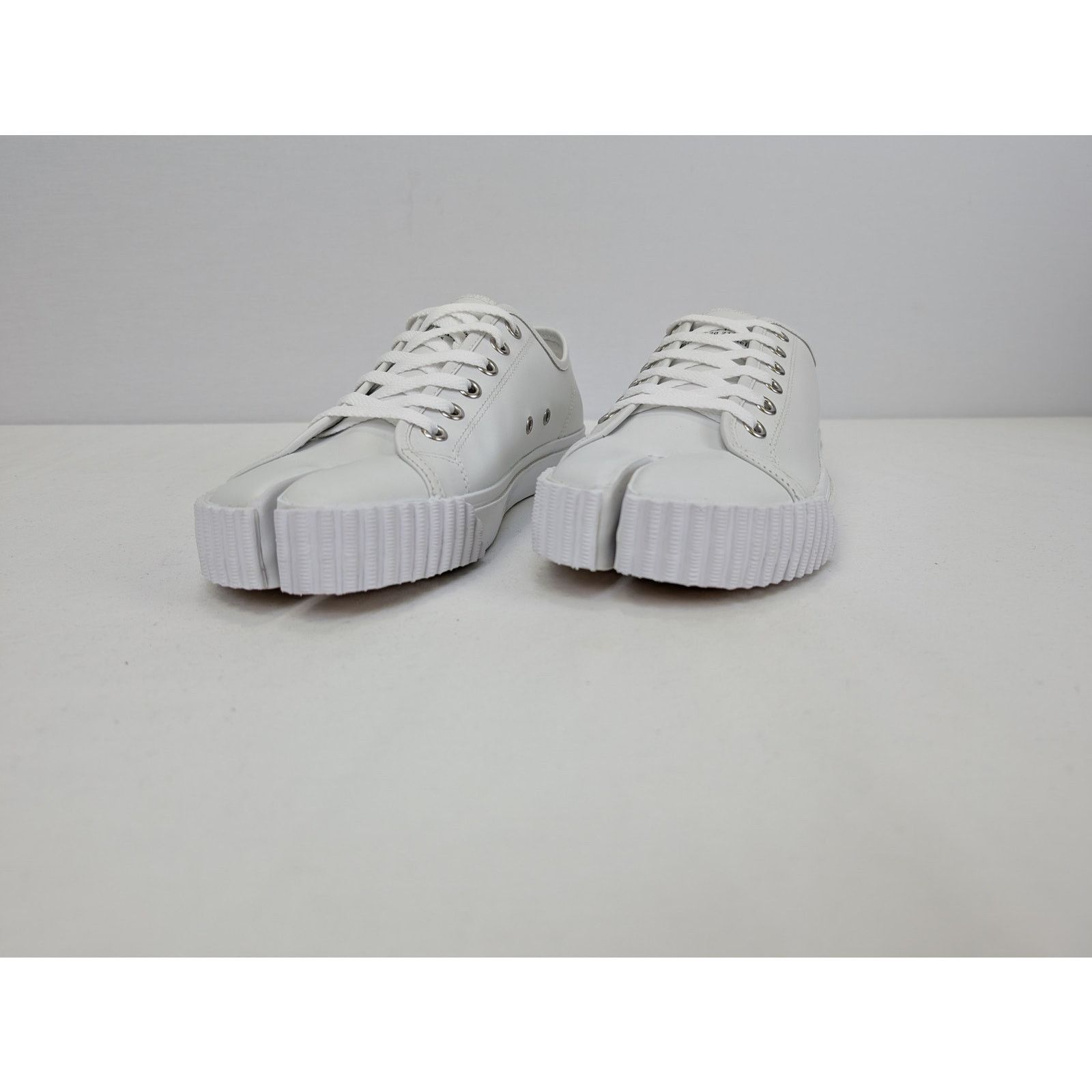 Maison Margiela o1rshd1 Tabi Low Top Sneakers in White Size US 6 / EU 39 - 8 Thumbnail