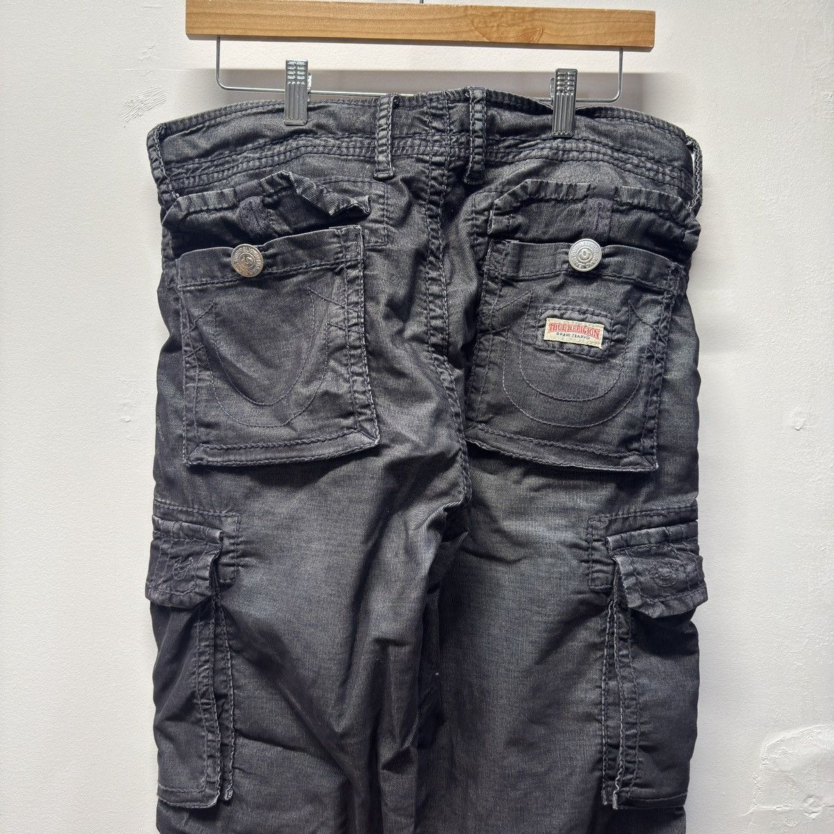 True Religion True Religion Black Cargo Pants Size US 33 - 4 Thumbnail