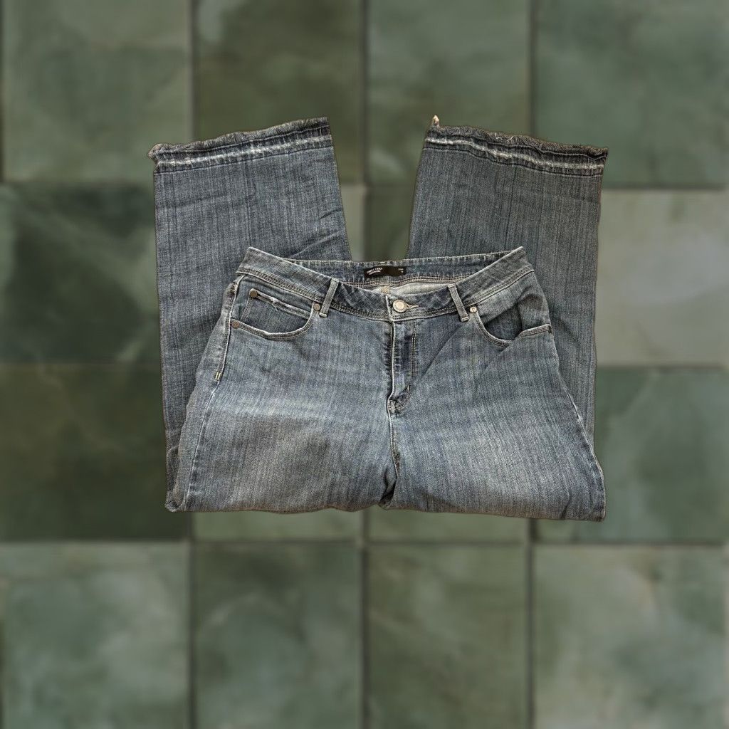 Vintage SIMPLY VERA WANG Women's Cropped Distressed Jeans Size 10 Blue Medium Wash Size 32" / US 10 / IT 46 - 1 Thumbnail