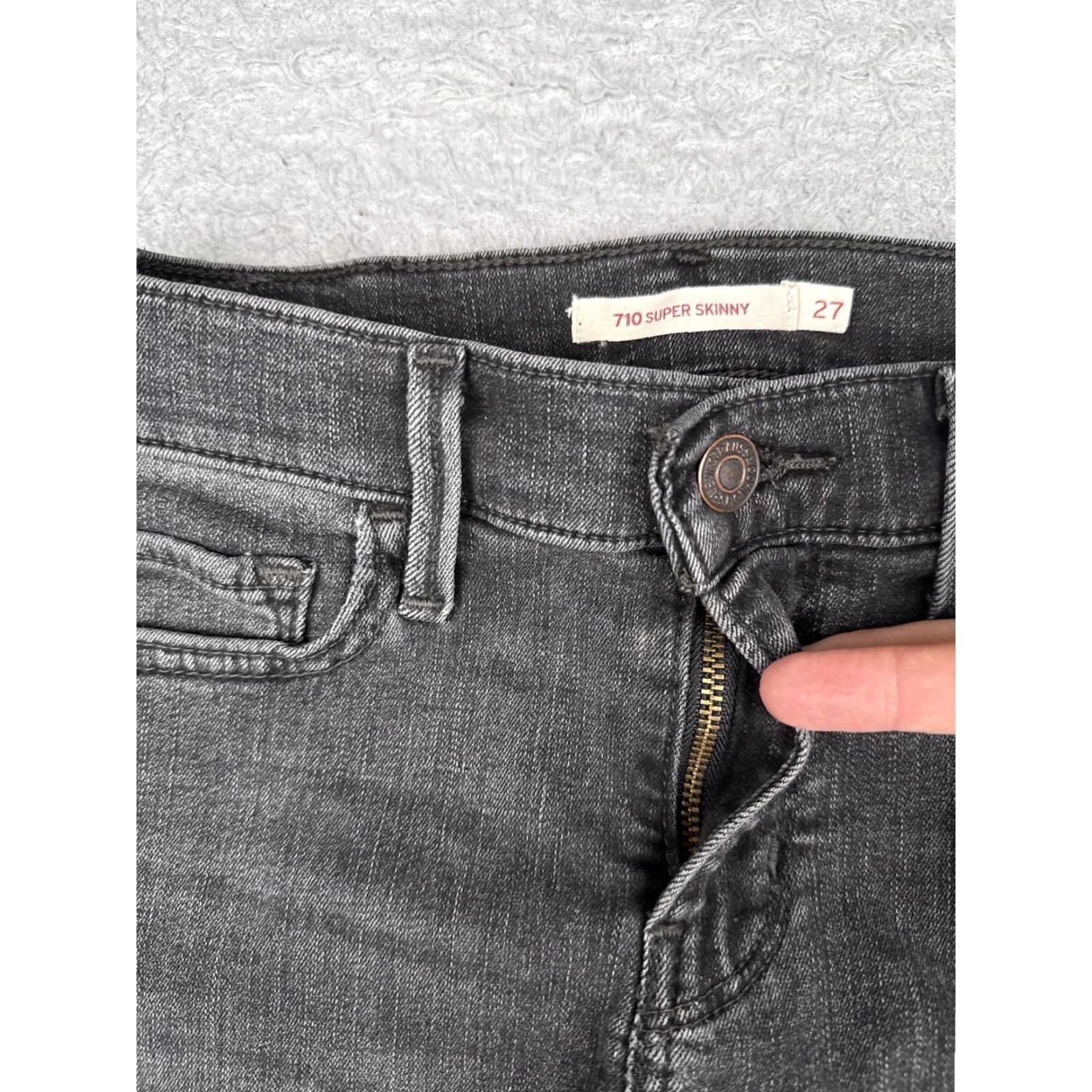 Levi's VINTAGE Levis Denim Shorts Womens 27x4 Black Gray 710 Super Skinny Cut-Off Fringed Pockets 5-Pocket Zip Retro Jeans Size 27" / US 4 / IT 40 - 6 Thumbnail