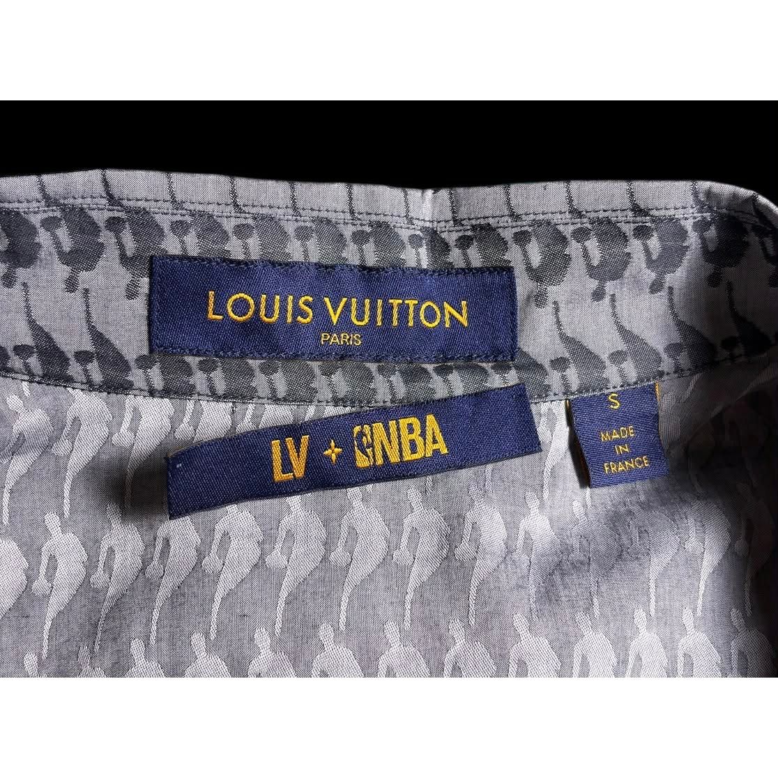 Louis Vuitton Authentic 2021 Louis Vuitton x NBA Monogram Logo Shirt Size US S / EU 44-46 / 1 - 7 Thumbnail