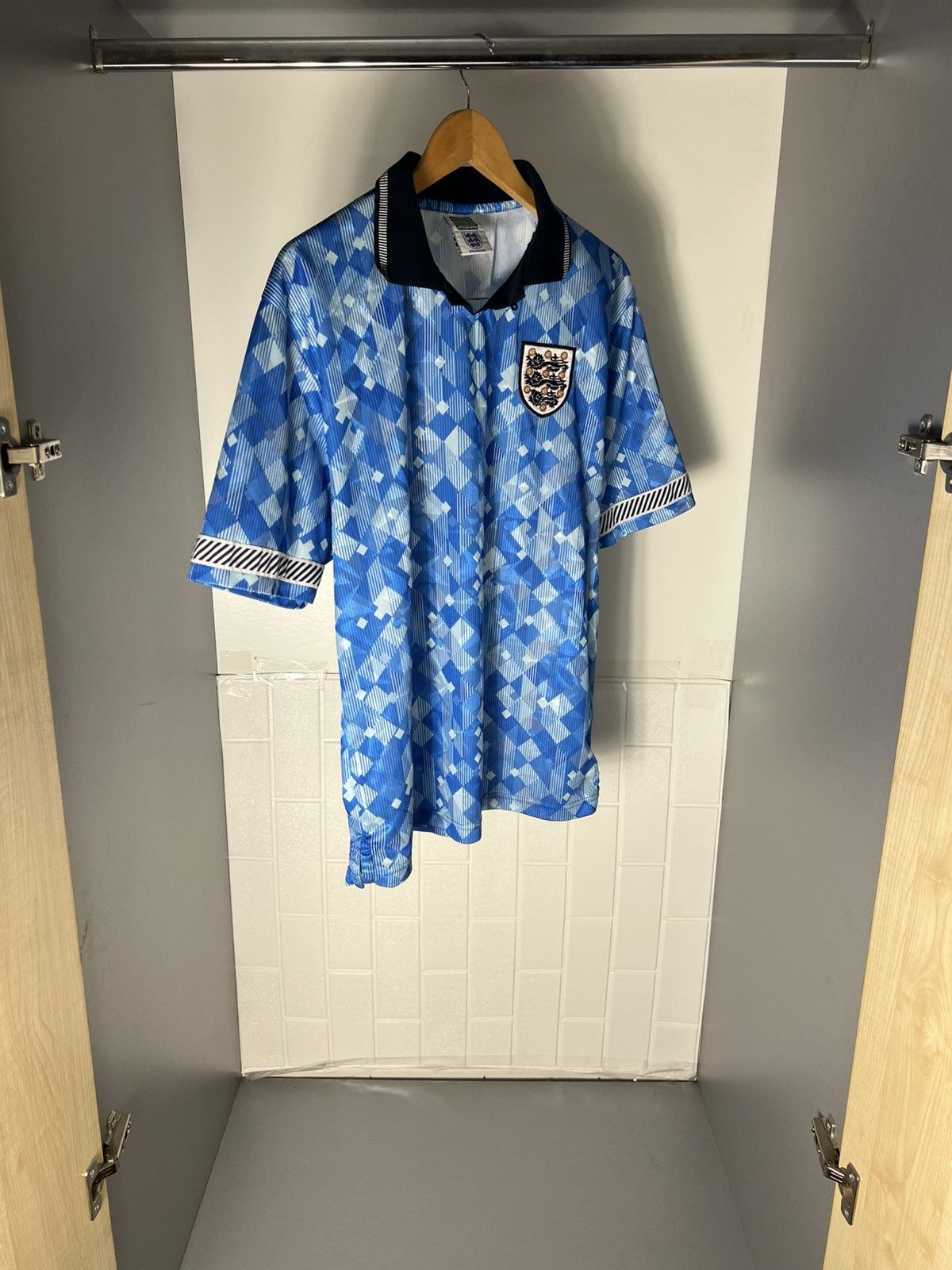 Vintage VERY RARE UMBRO ENGLAND RETRO SOCCER JERSEY MANCHESTER Y2K Size US L / EU 52-54 / 3 - 8 Thumbnail