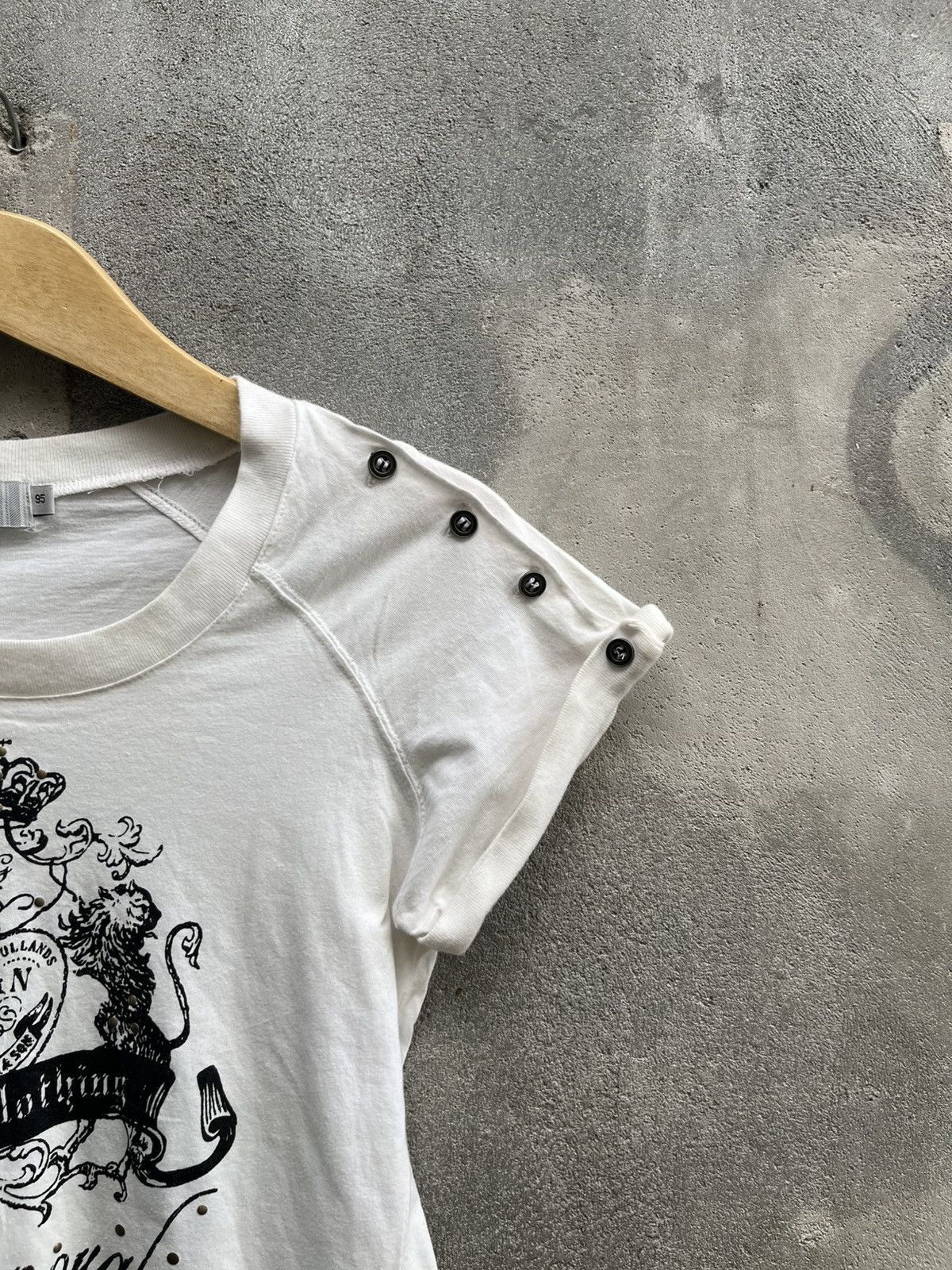 If Six Was Nine U.G.I.Z White Crest Graphic Tee – Gothic Royal Punk Japan Size US XS / EU 42 / 0 - 4 Thumbnail