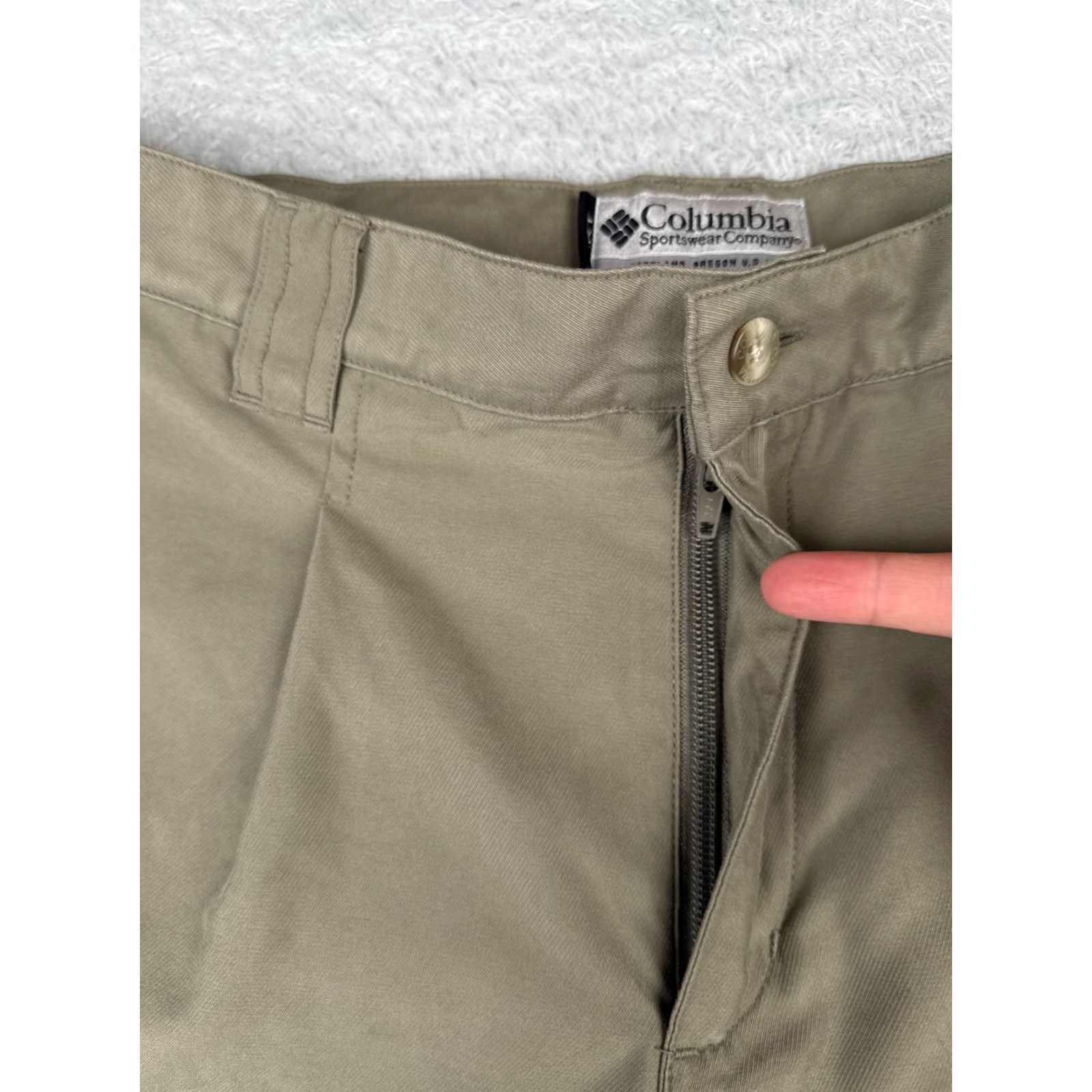 Vintage VINTAGE Columbia Shorts Mens 34 Green Pleated Bermuda 100% Polyester Bermuda 34x9 Cargo Pocket Easy Care Machine Washable Mens Shorts Green 34 Size US 34 / EU 50 - 6 Thumbnail