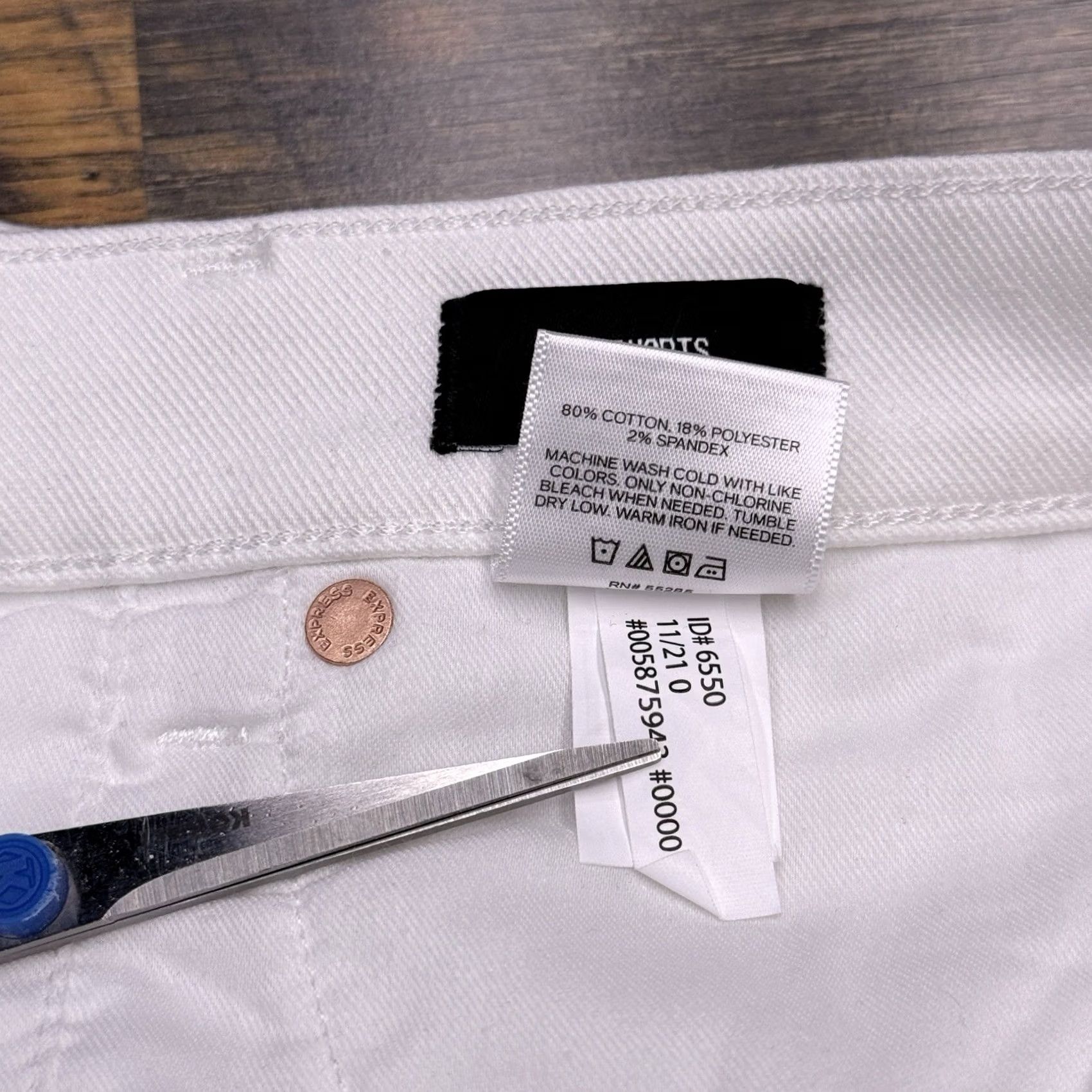 Express Express Short White Super High Rise Stretch Mom Denim 0 Wool? Size 25" / US 0 / IT 36 - 5 Thumbnail