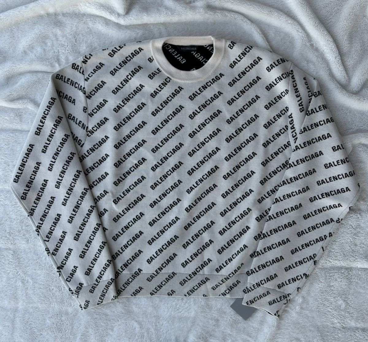 Balenciaga Balenciaga White All Over Wool Crewneck Size US M / EU 48-50 / 2 - 1 Thumbnail