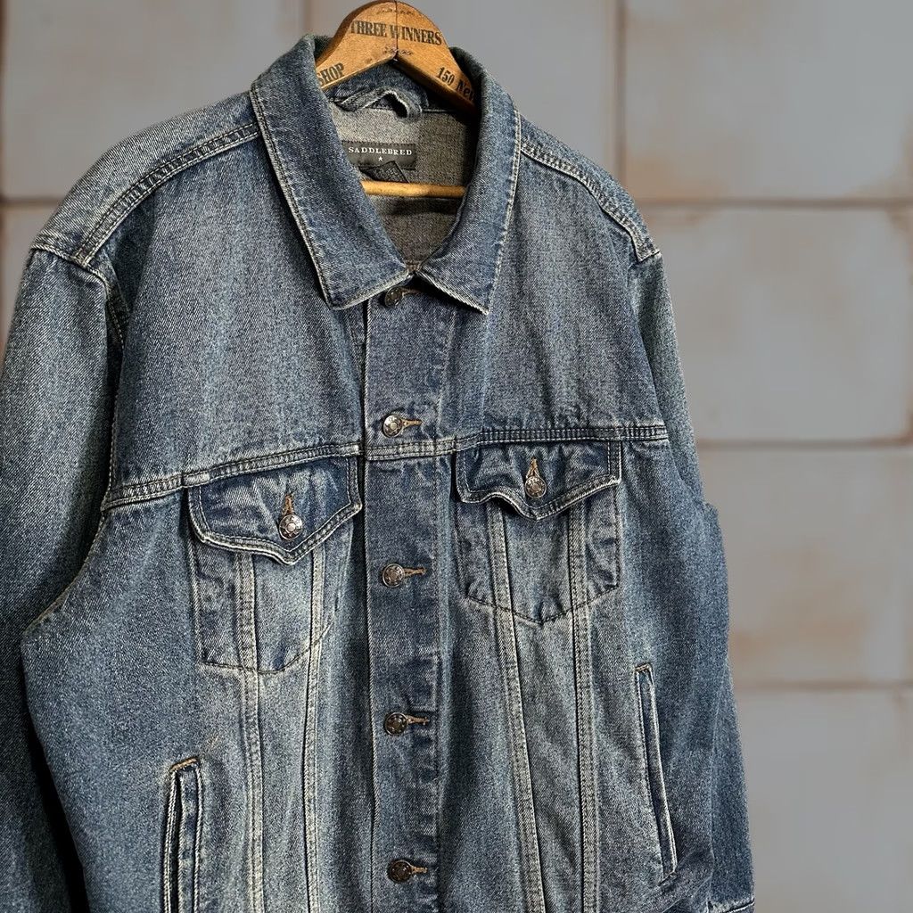 Denime Saddlebred Denim Trucker Jacket Blue Cotton Size L Men’s Jacket Short Button Vintage? No (use measurements) Size US L / EU 52-54 / 3 - 1 Thumbnail