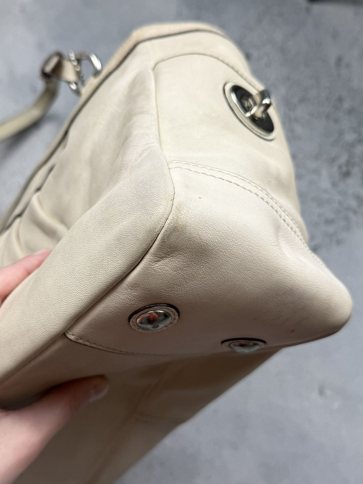Coach Vintage Coach Beige Leather Tote Bag With Charm Turnlock Size ONE SIZE - 17 Thumbnail