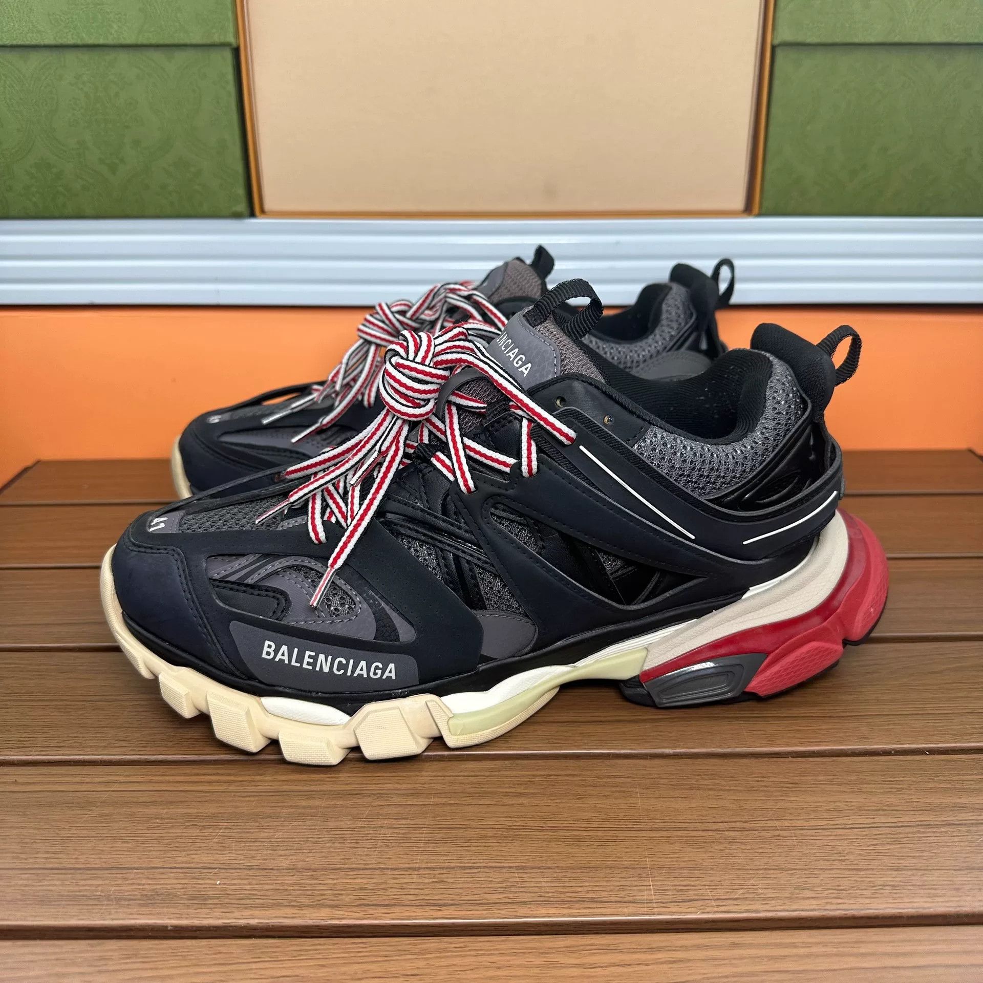 Balenciaga Balenciaga Black Lowtop Sneakers 8 Men Size US 8 / EU 41 - 1 Thumbnail