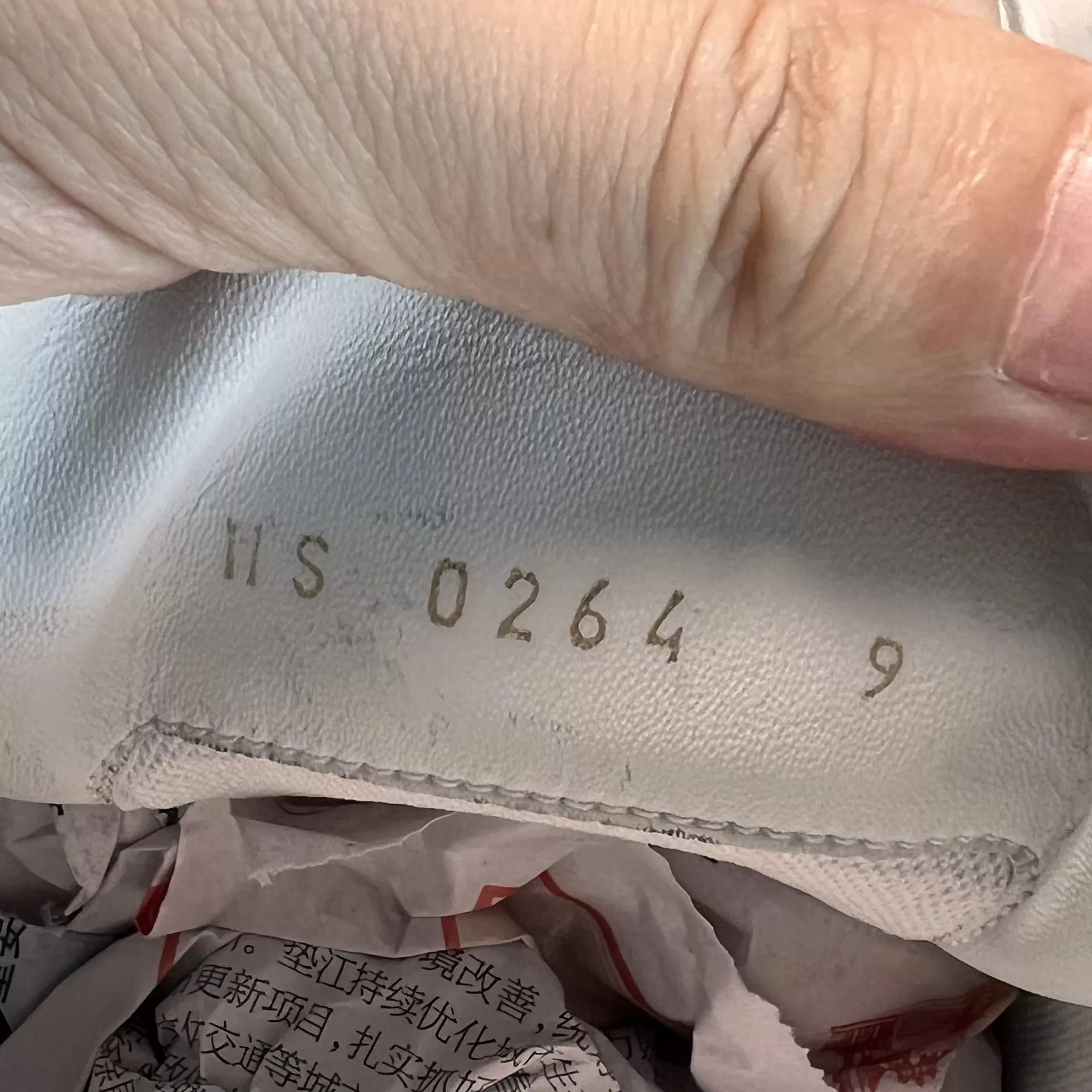 Louis Vuitton Louis Vuitton Trainer White Distressed UK9 Size US 10 / EU 43 - 8 Thumbnail